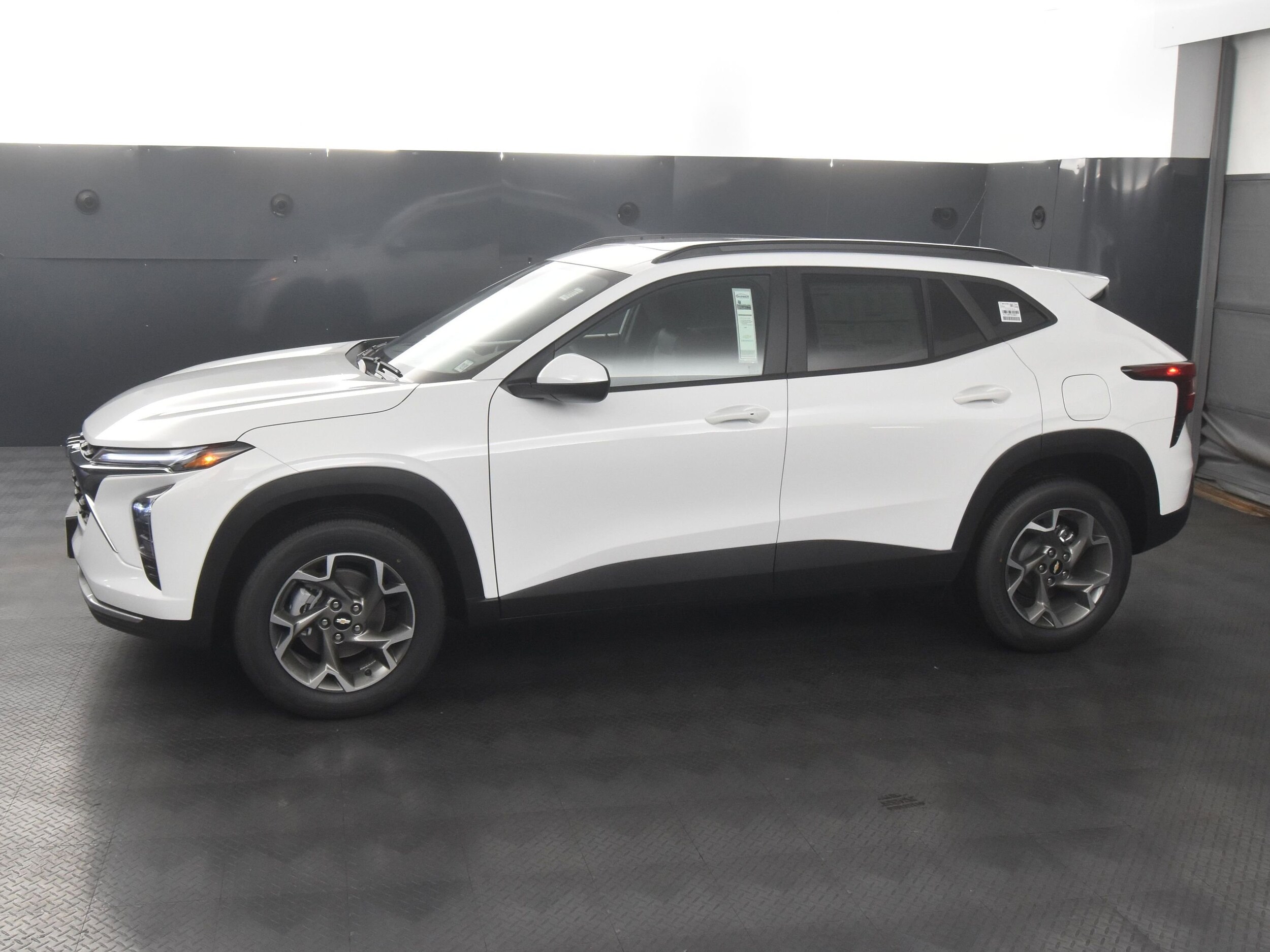 2025 Chevrolet Trax LT photo 3