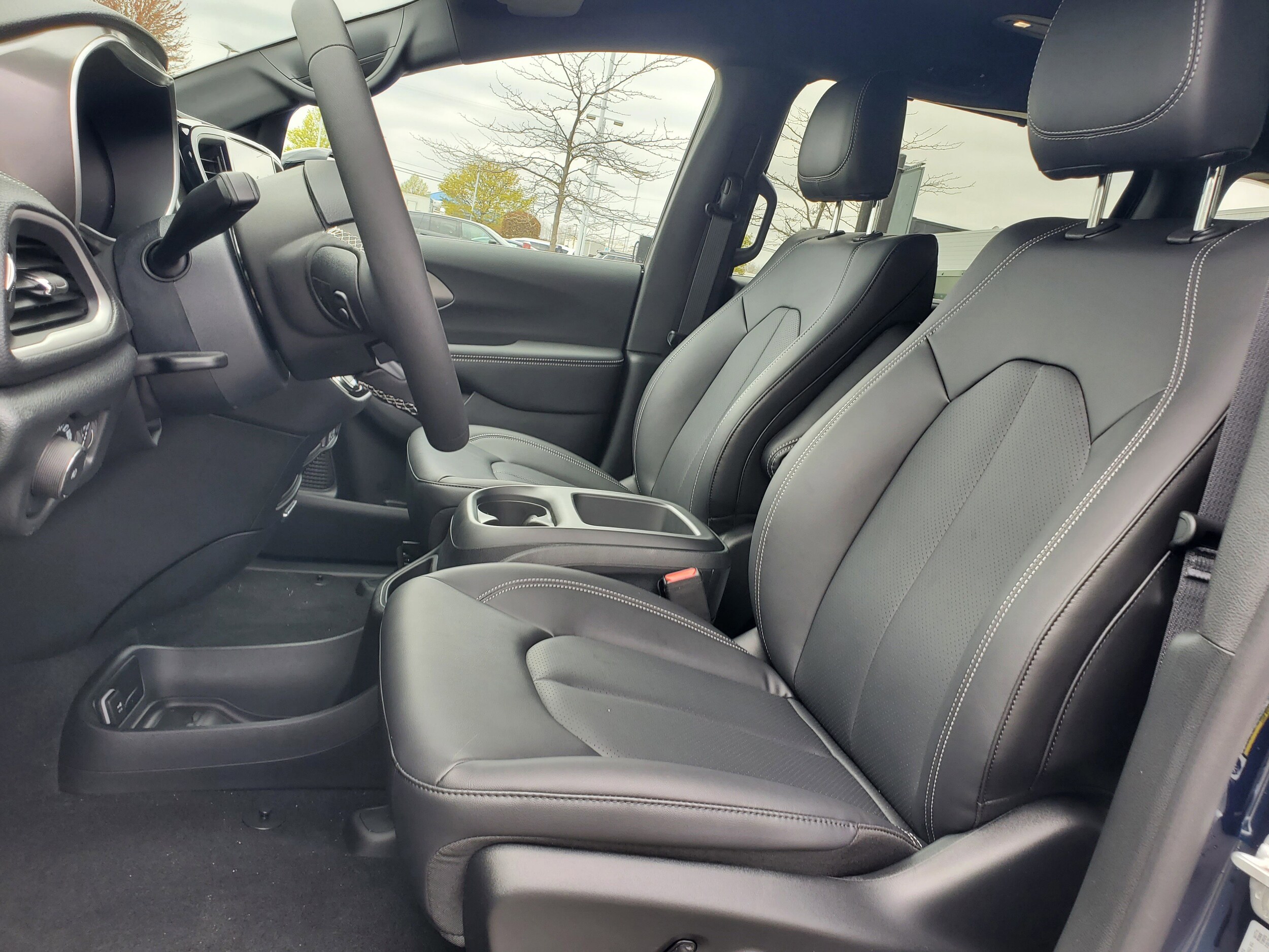 2025 Chrysler Pacifica photo 4