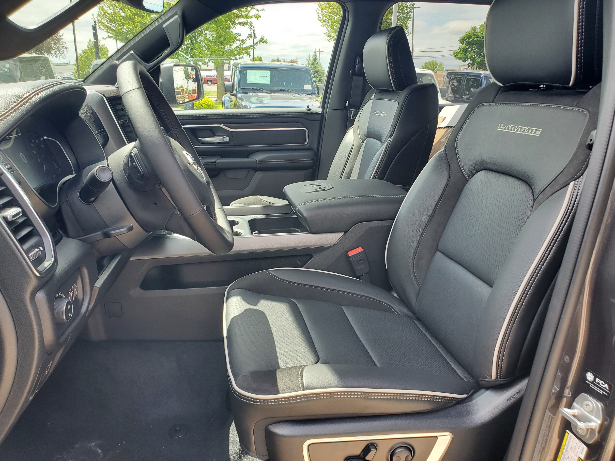 2025 Ram 1500 Laramie photo 4