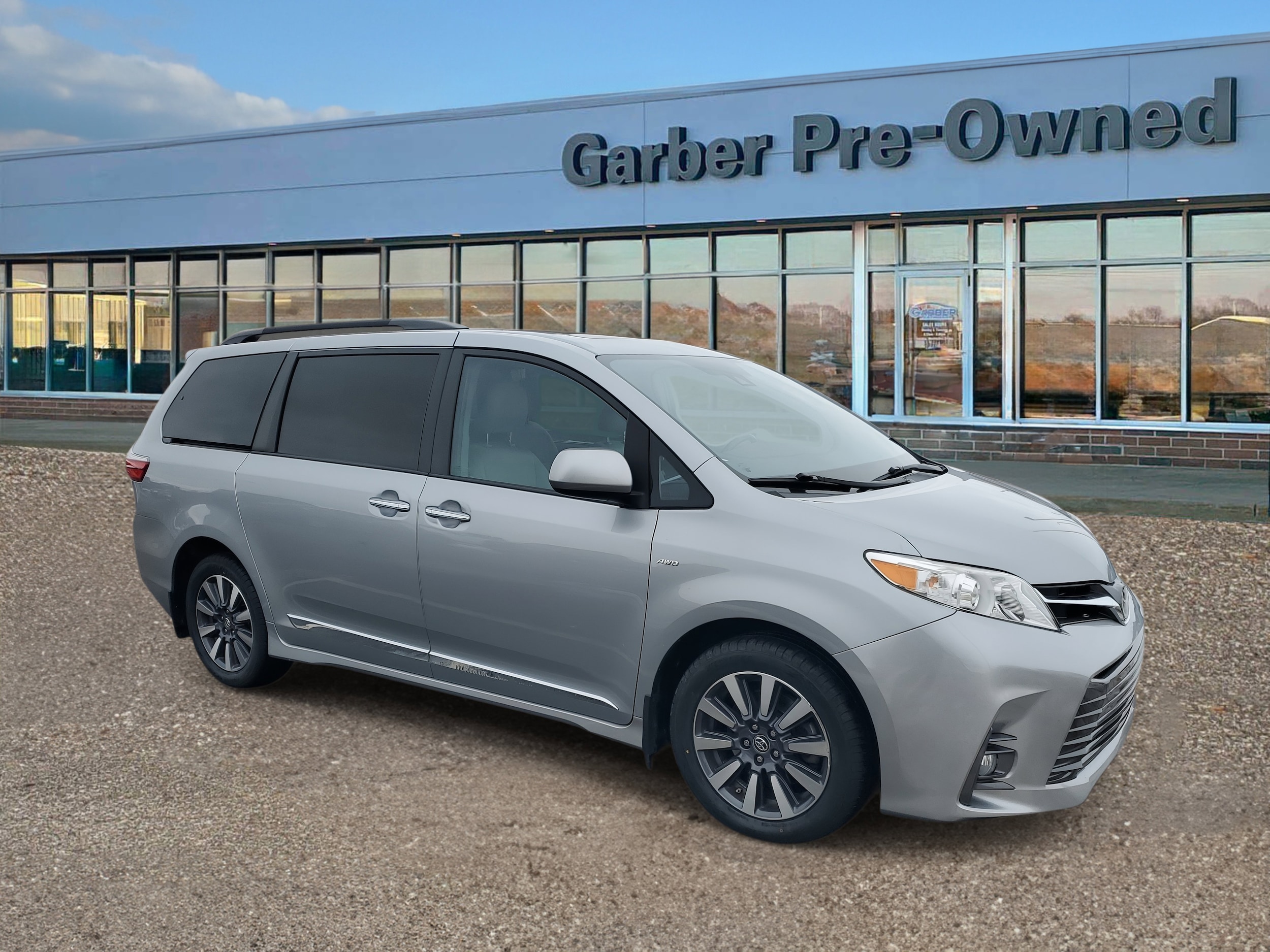 2018 Toyota Sienna XLE Premium's photo