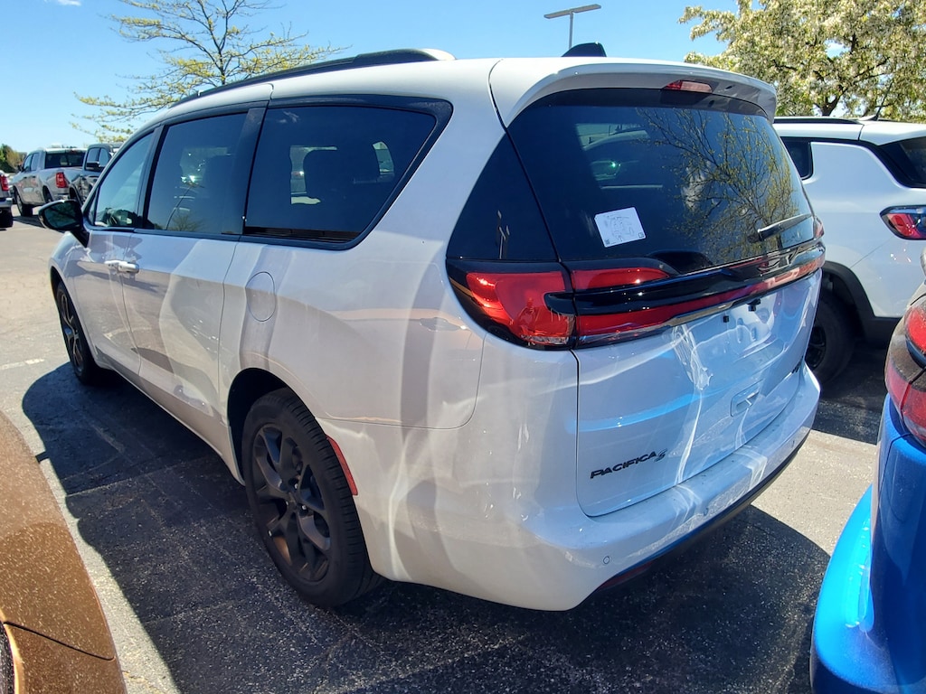 New 2027 Chrysler Pacifica LIMITED AWD Passenger Van