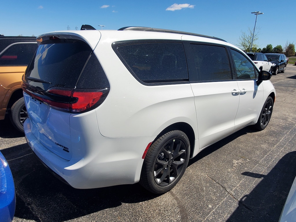 New 2027 Chrysler Pacifica LIMITED AWD Passenger Van