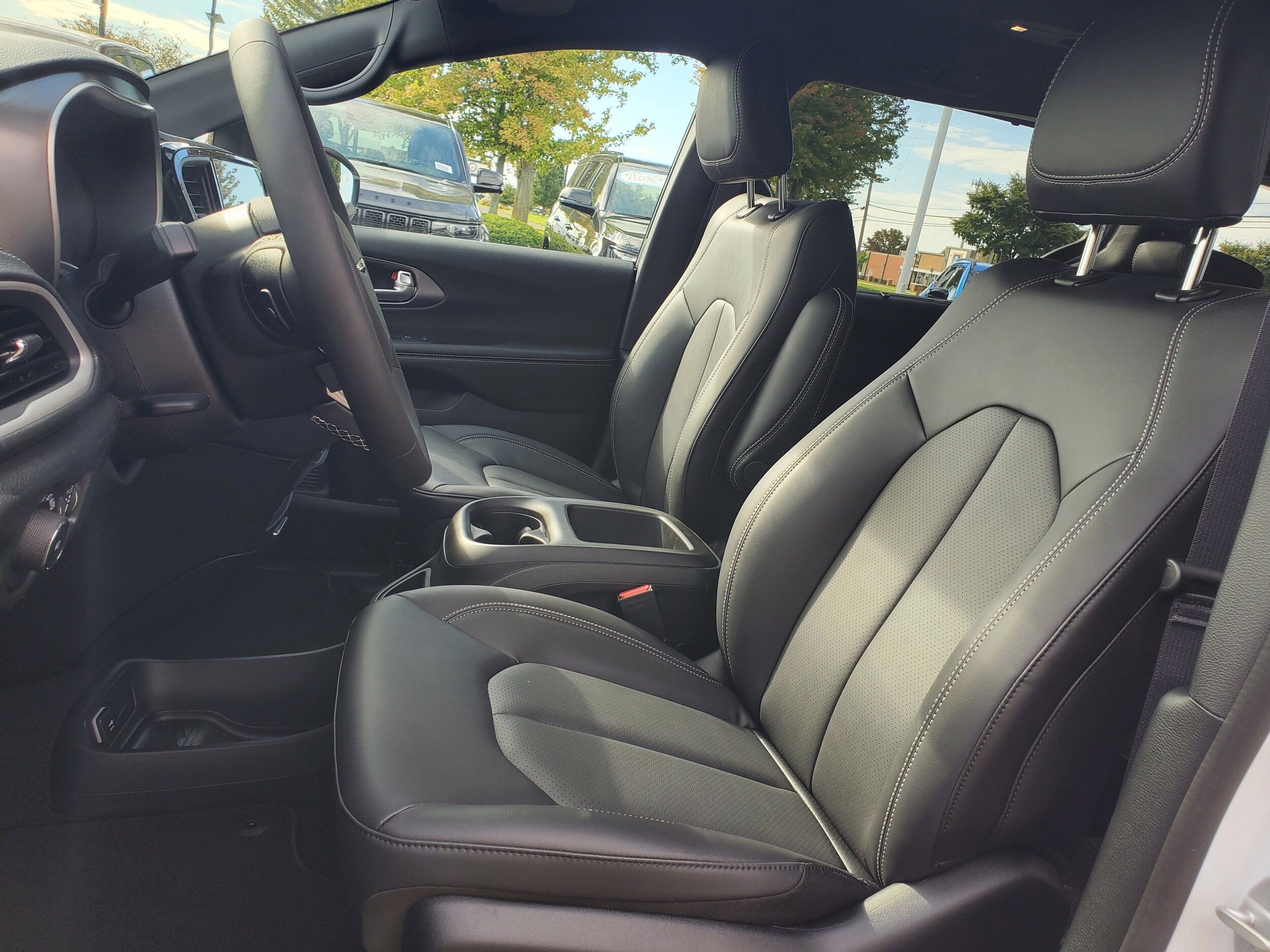 2026 Chrysler Pacifica photo 4