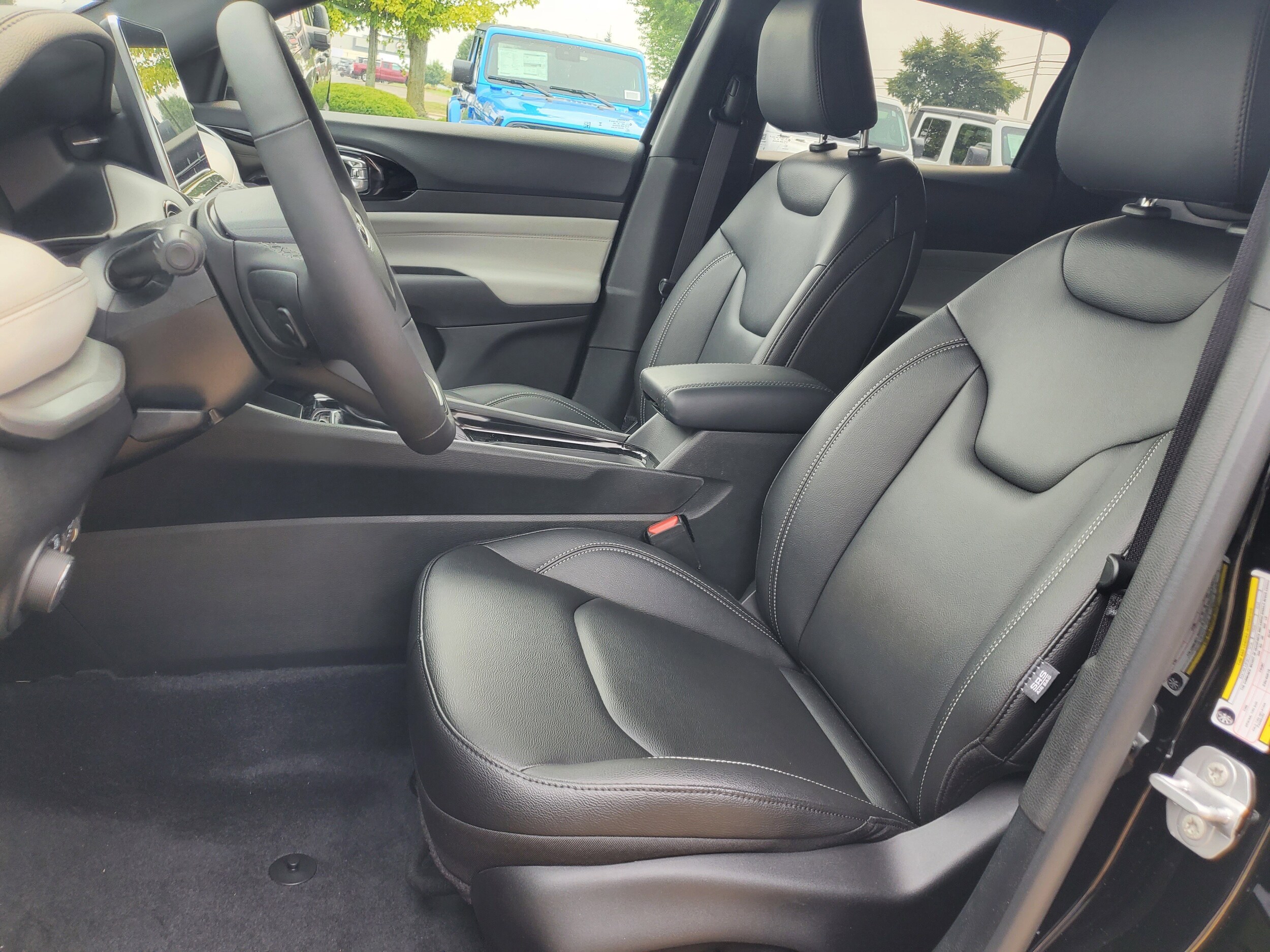 2025 Jeep Compass Limited photo 3