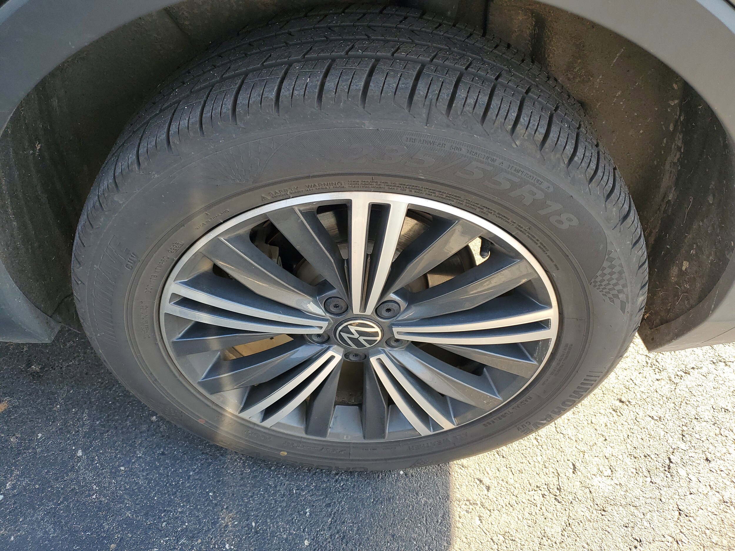 2024 Volkswagen Tiguan Wolfsburg Edition photo 2