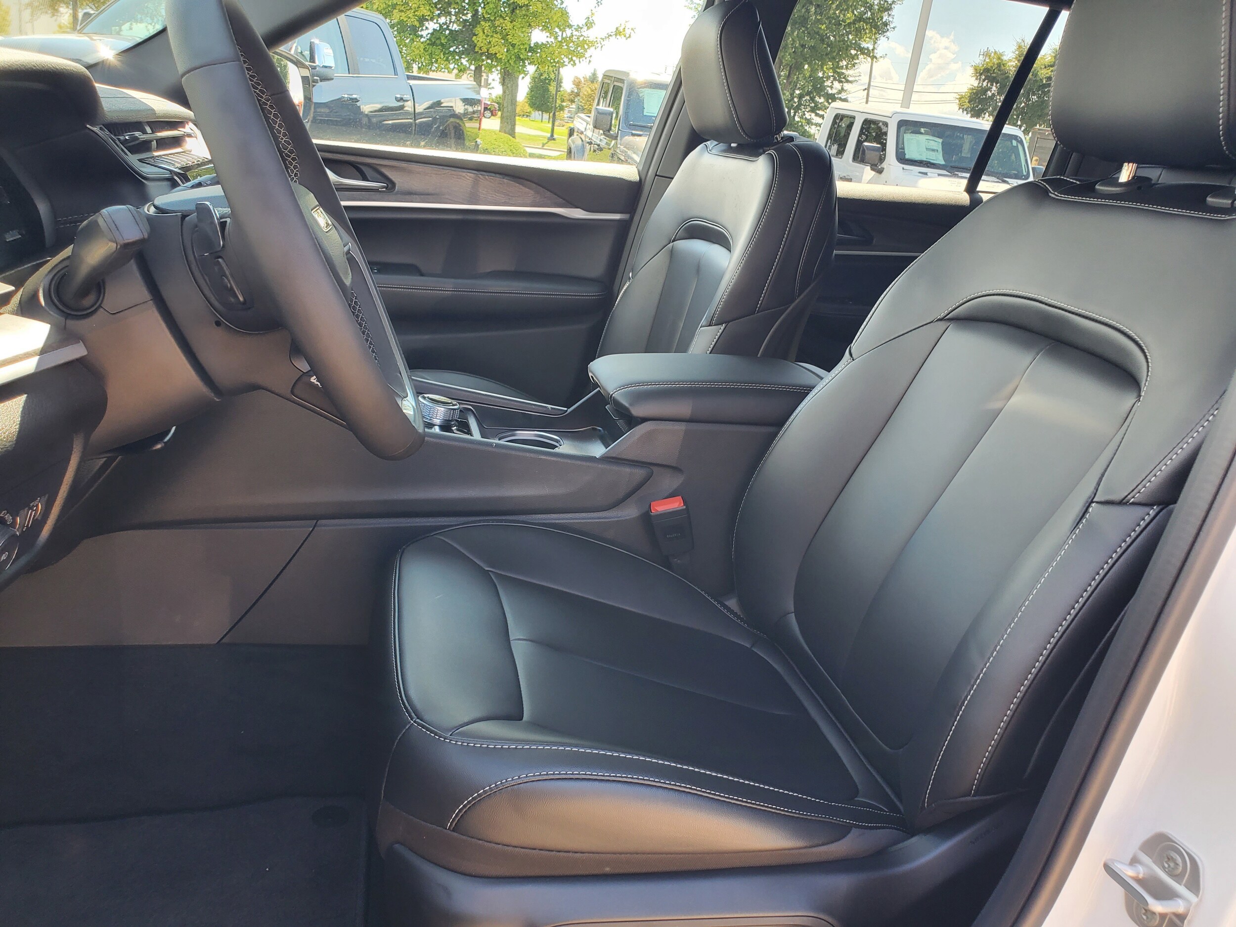 2025 Jeep Grand Cherokee Limited photo 2