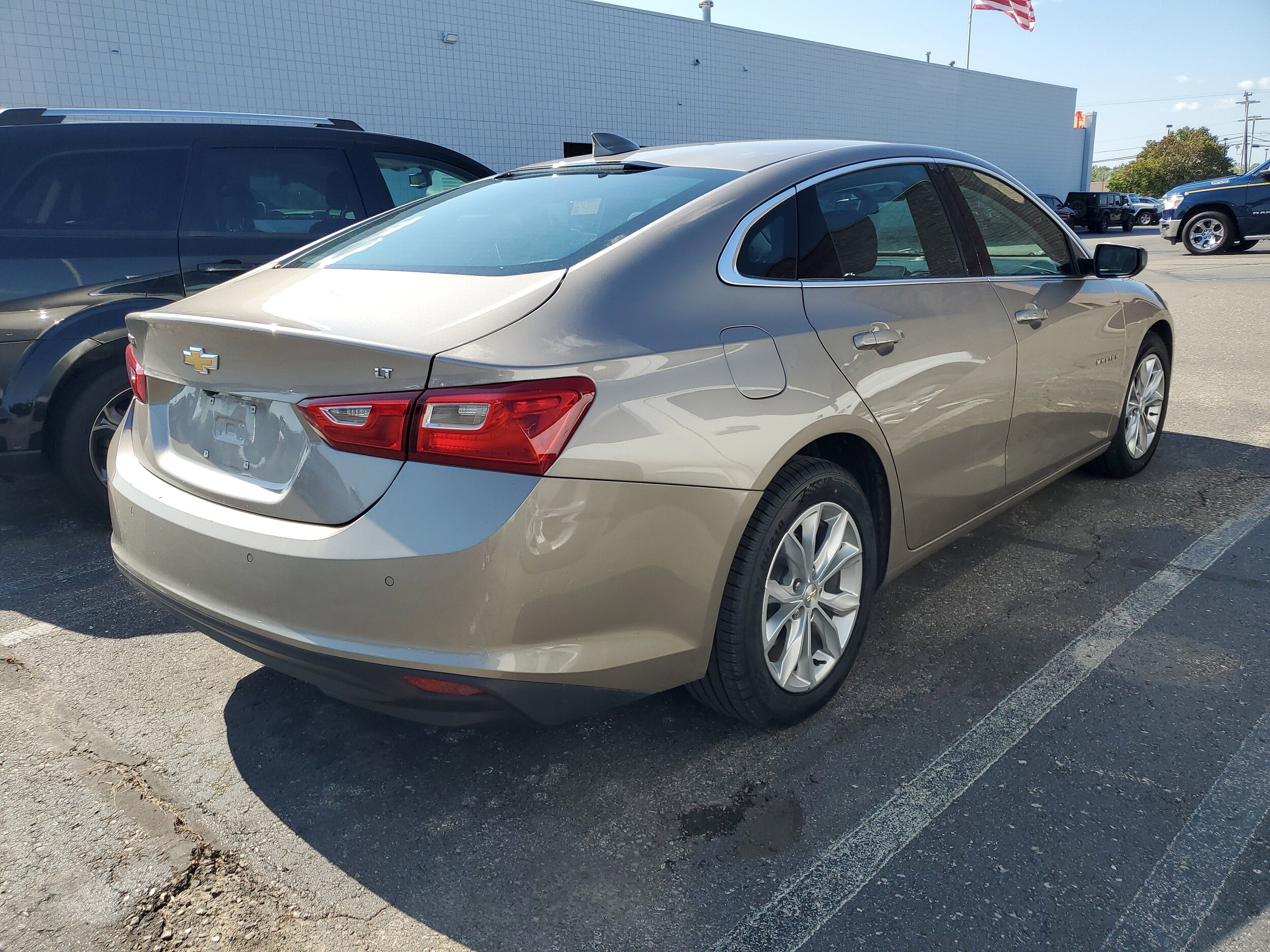 2023 Chevrolet Malibu 1LT photo 2