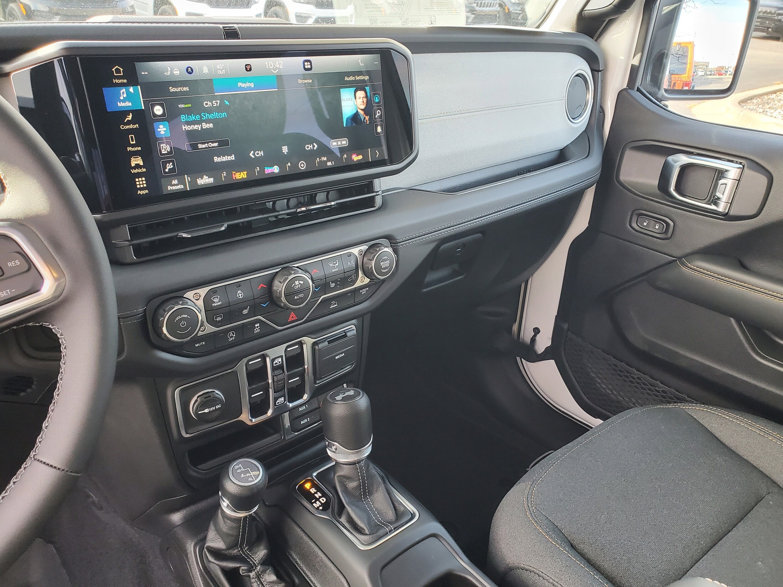 2026 Jeep Wrangler 4-Door Sahara - Photo 13