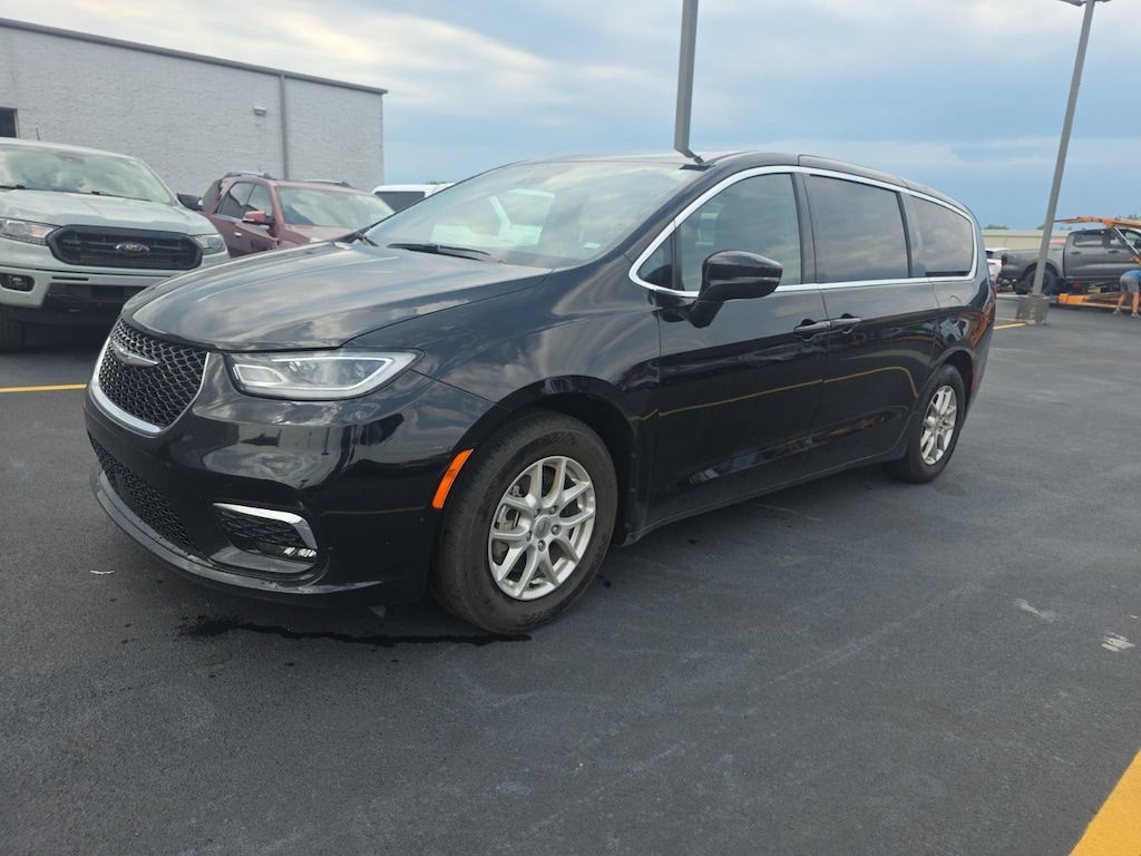Used 2025 Chrysler Pacifica Select Van Passenger Van