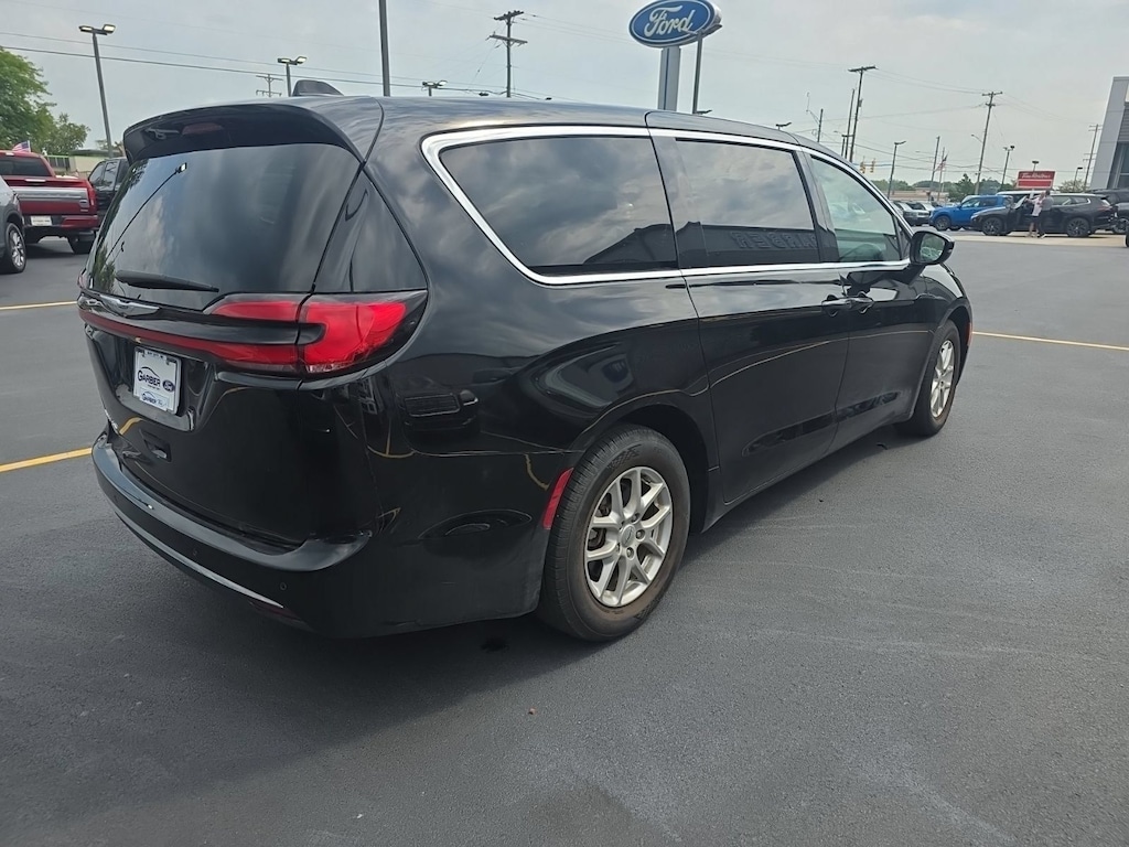 Used 2025 Chrysler Pacifica Select Van Passenger Van