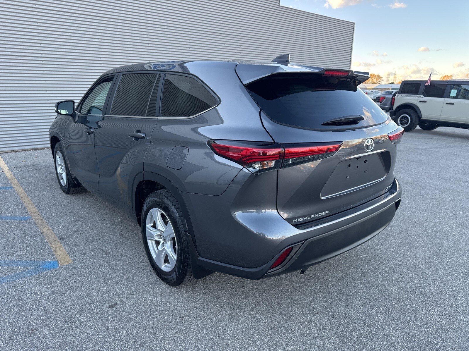 2023 Toyota Highlander L photo 4