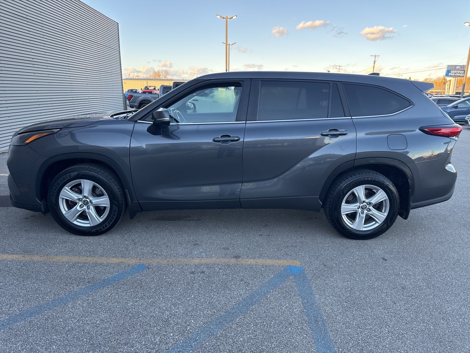 2023 Toyota Highlander L photo 3