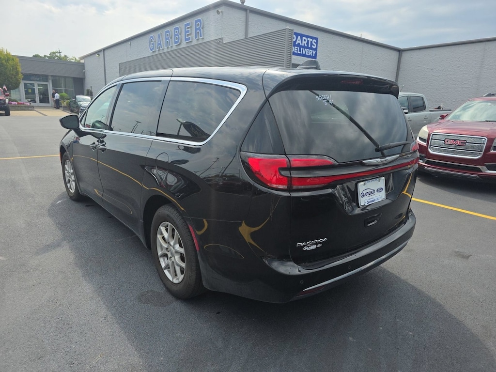 Used 2025 Chrysler Pacifica Select Van Passenger Van