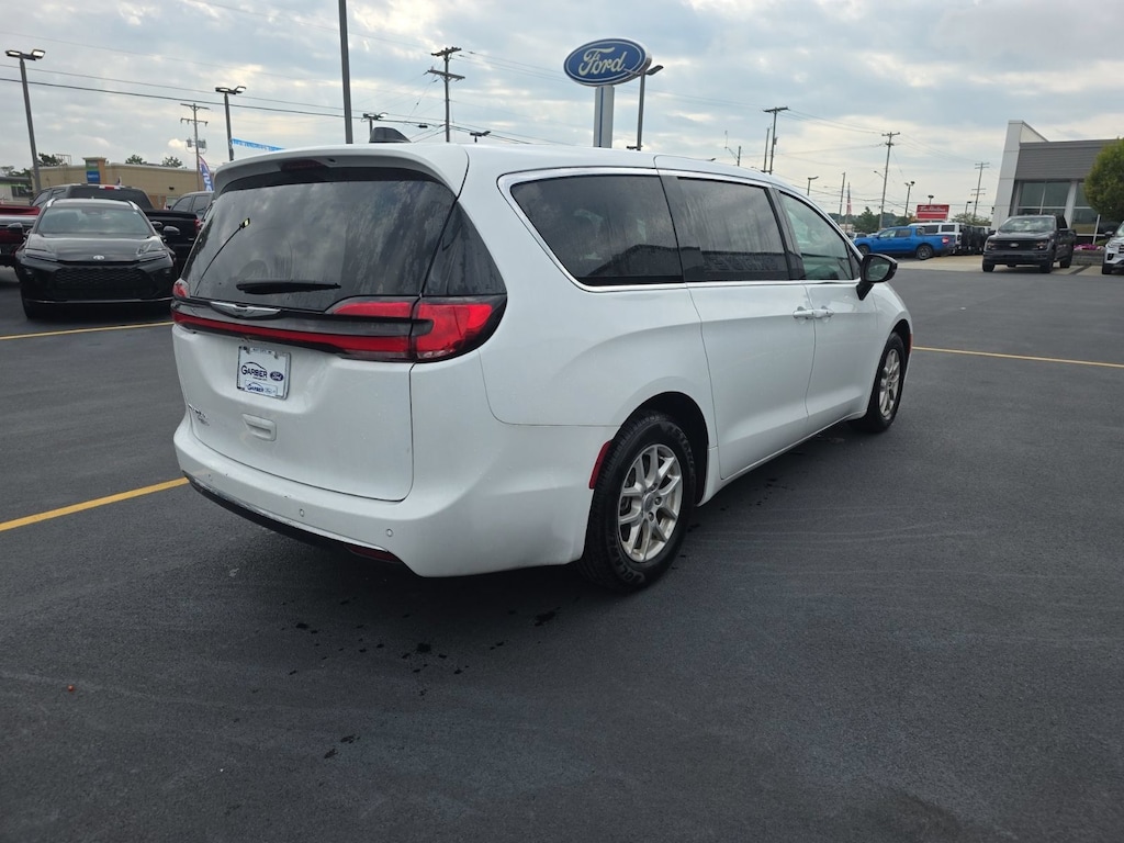 Used 2025 Chrysler Pacifica Select Van Passenger Van