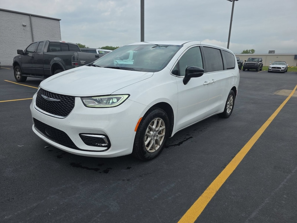 Used 2025 Chrysler Pacifica Select Van Passenger Van