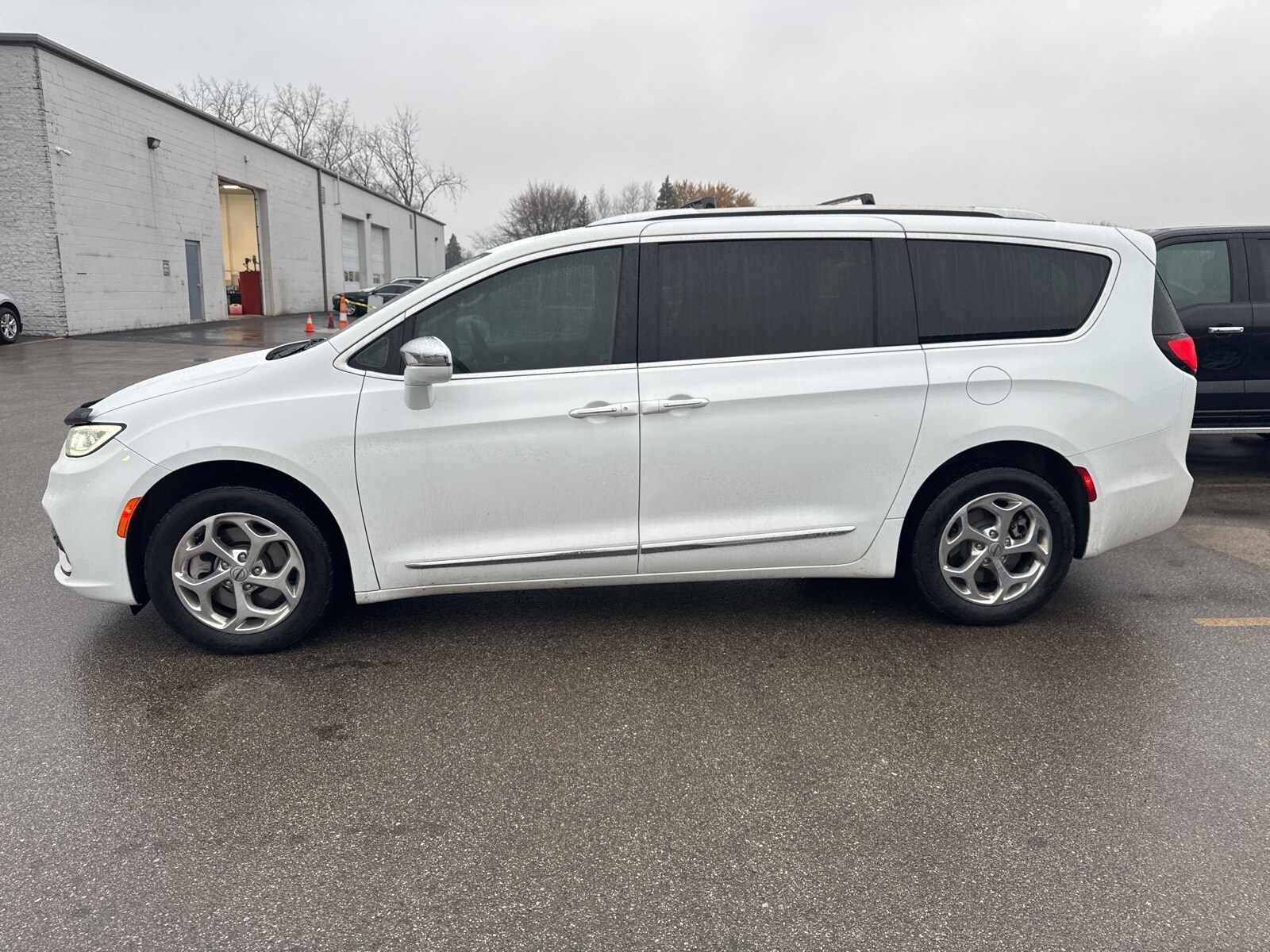 2021 Chrysler Pacifica Limited photo 3