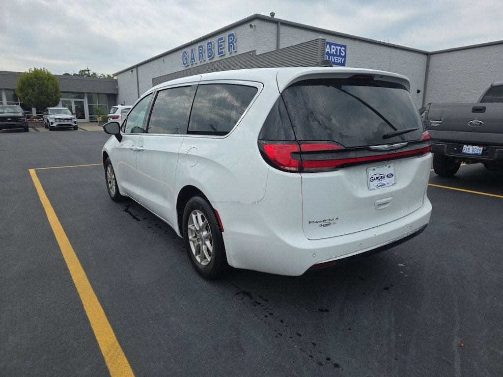 Used 2025 Chrysler Pacifica Select Van Passenger Van