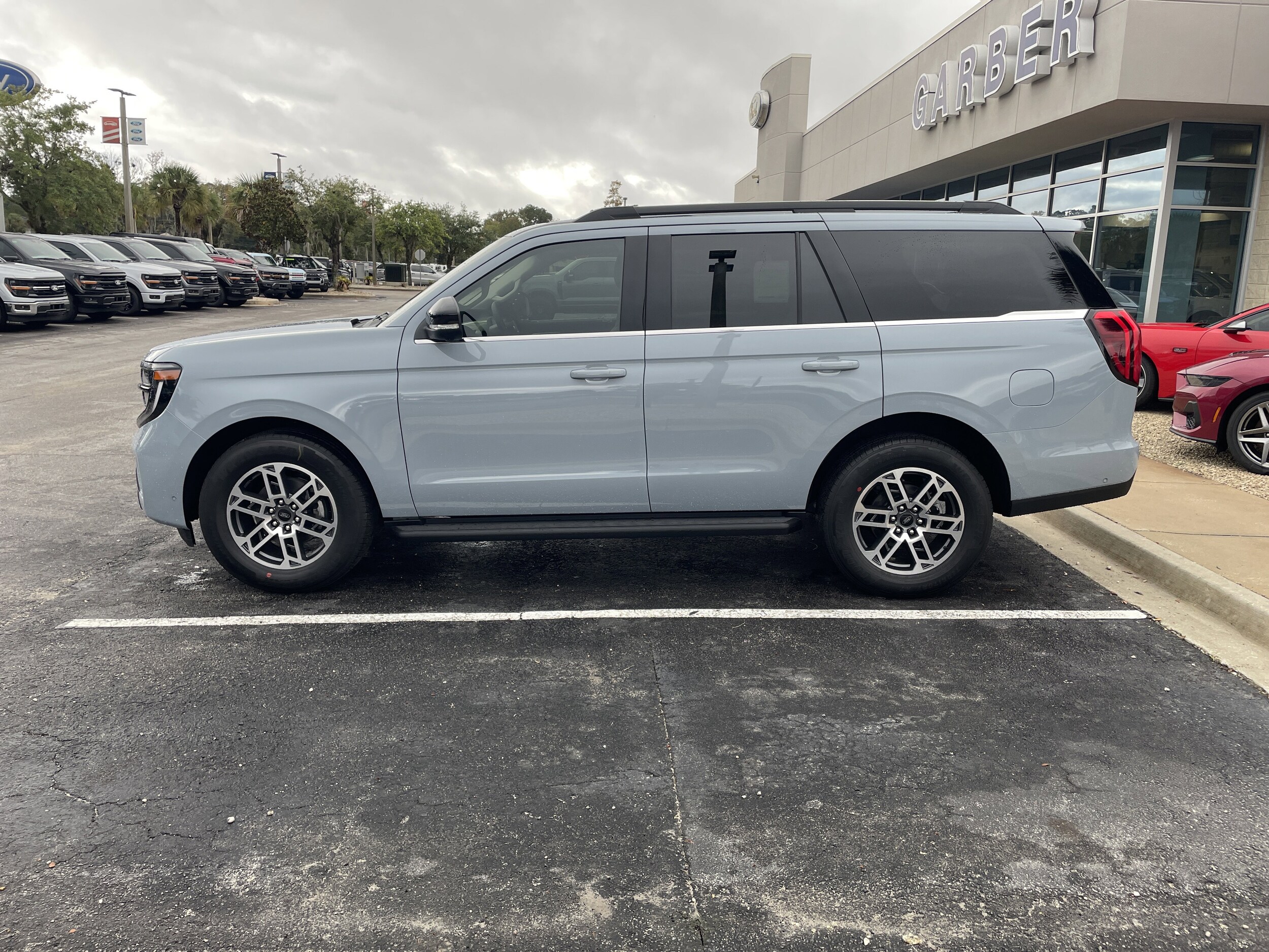 2025 Ford Expedition photo 3