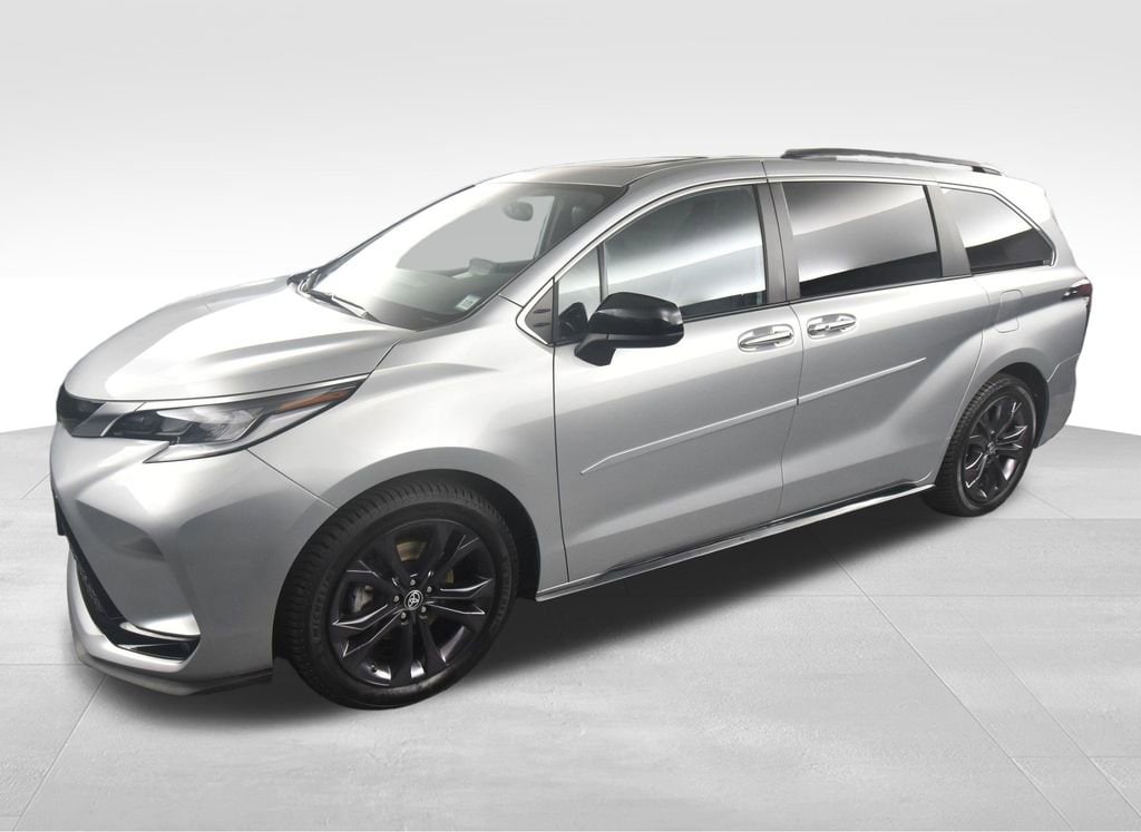 2023 Toyota Sienna XSE's photo