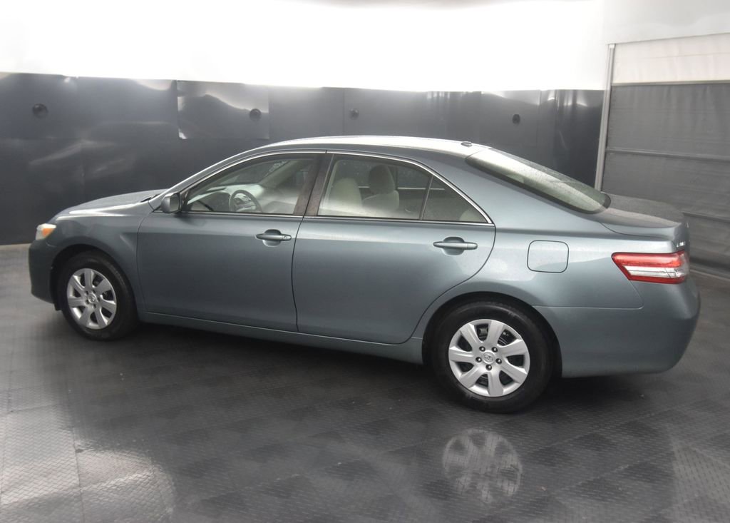 2010 Toyota Camry LE photo 3