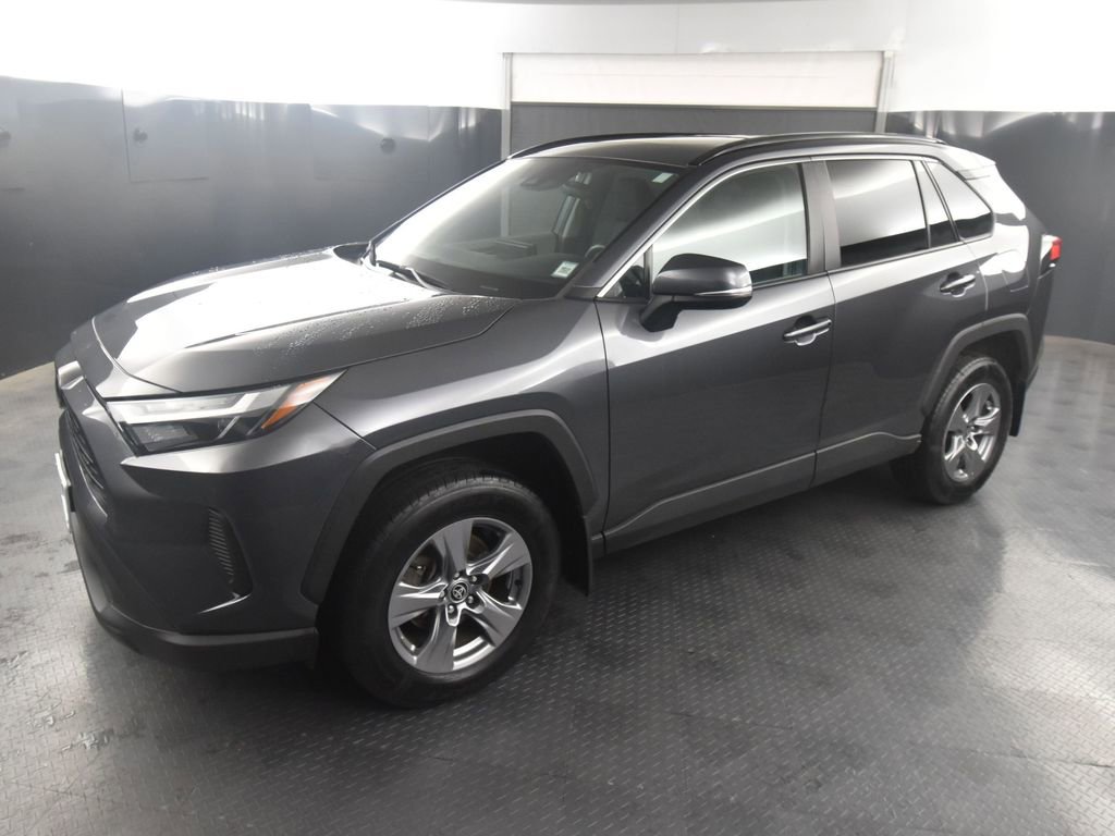 2022 Toyota RAV4 XLE photo 3