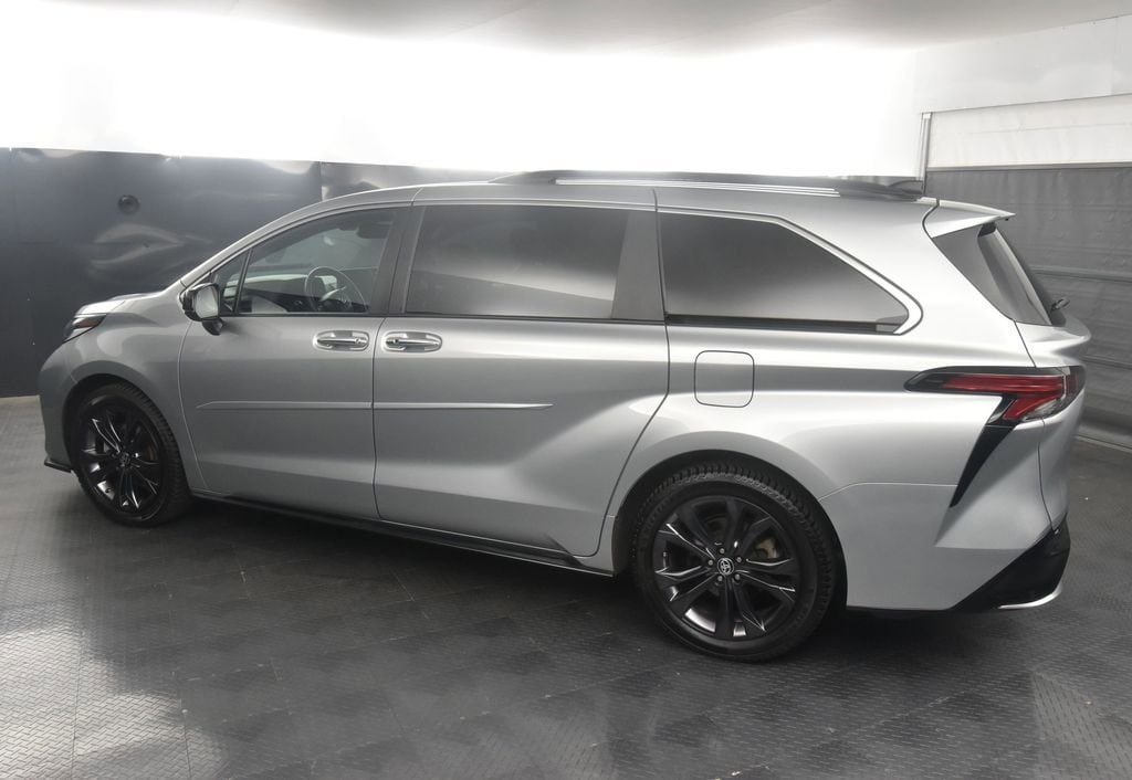 2023 Toyota Sienna XSE photo 3