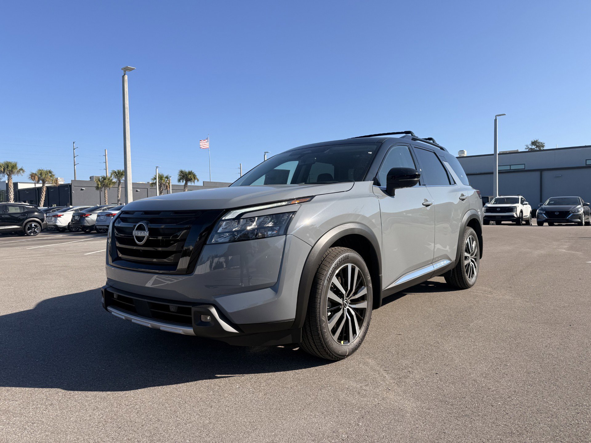 2025 Nissan Pathfinder Platinum's photo