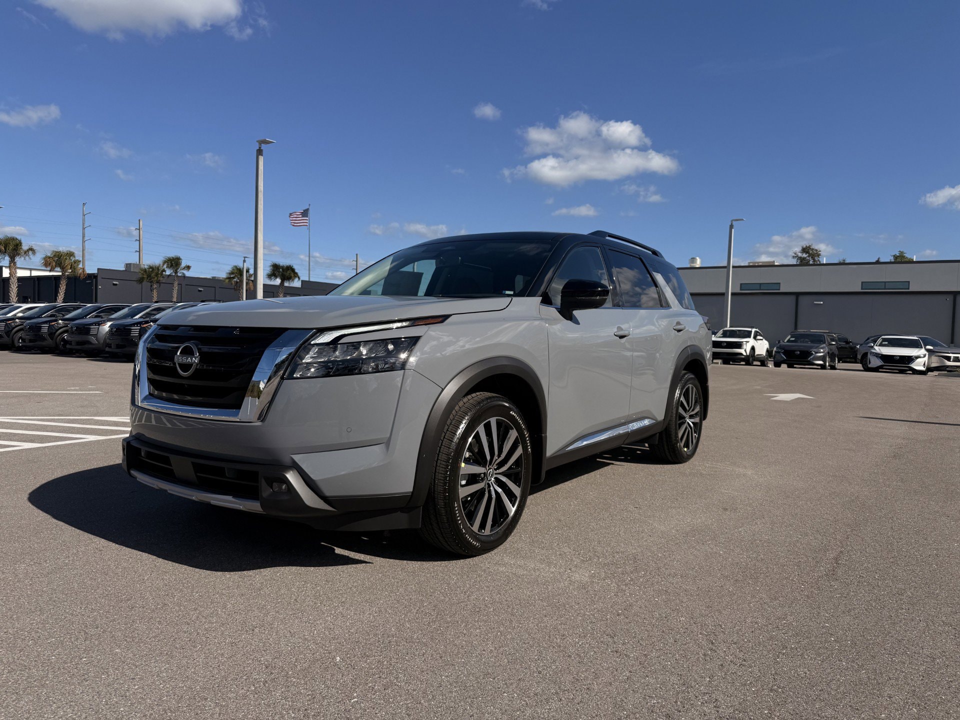 2025 Nissan Pathfinder Platinum's photo