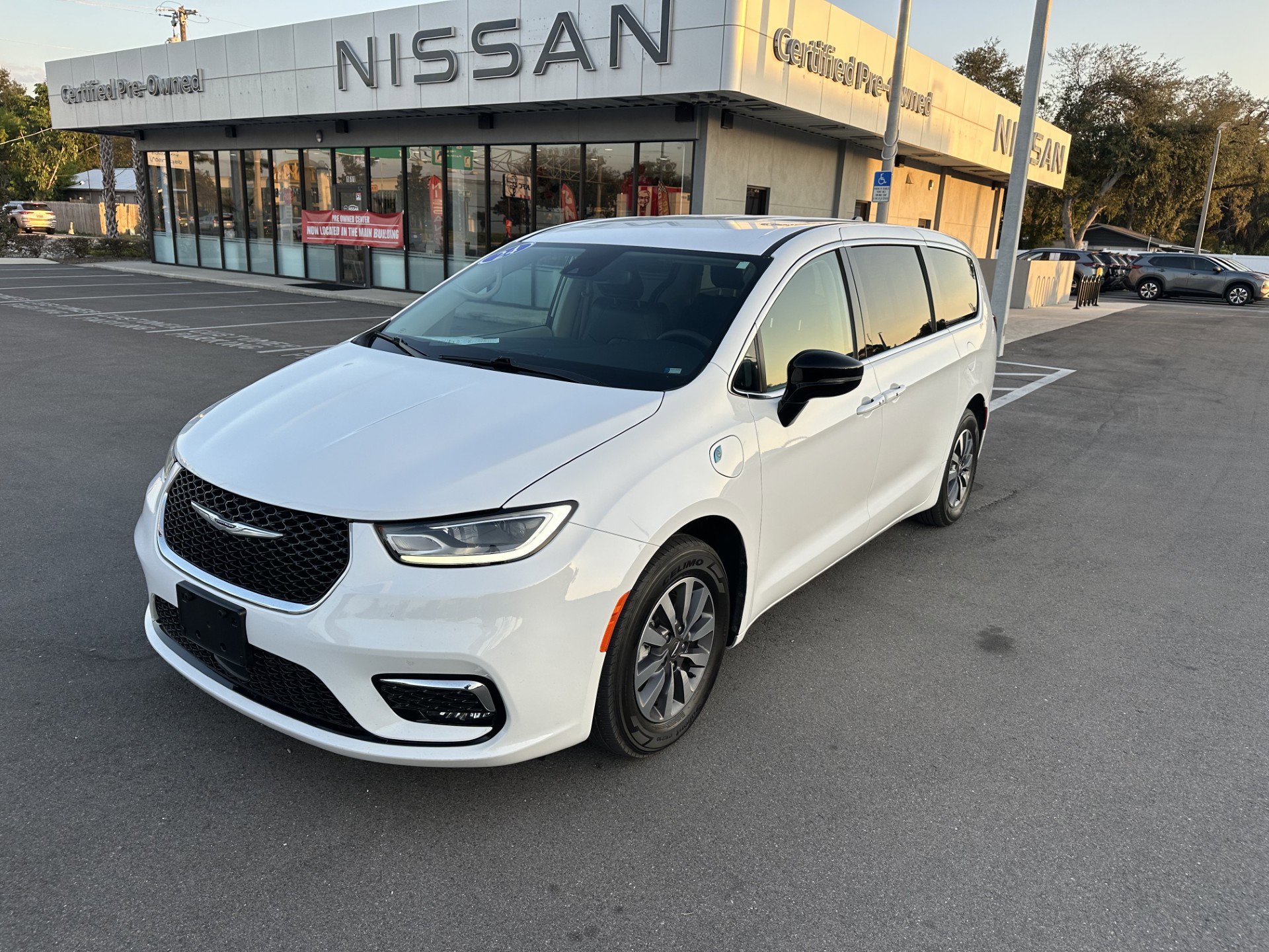 2024 Chrysler Pacifica PHEV Select's photo