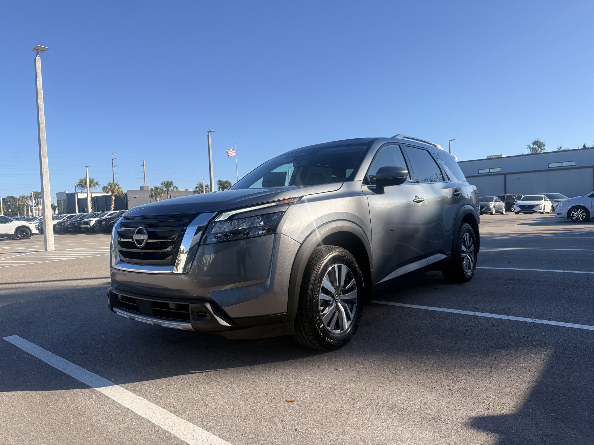 2025 Nissan Pathfinder SL's photo