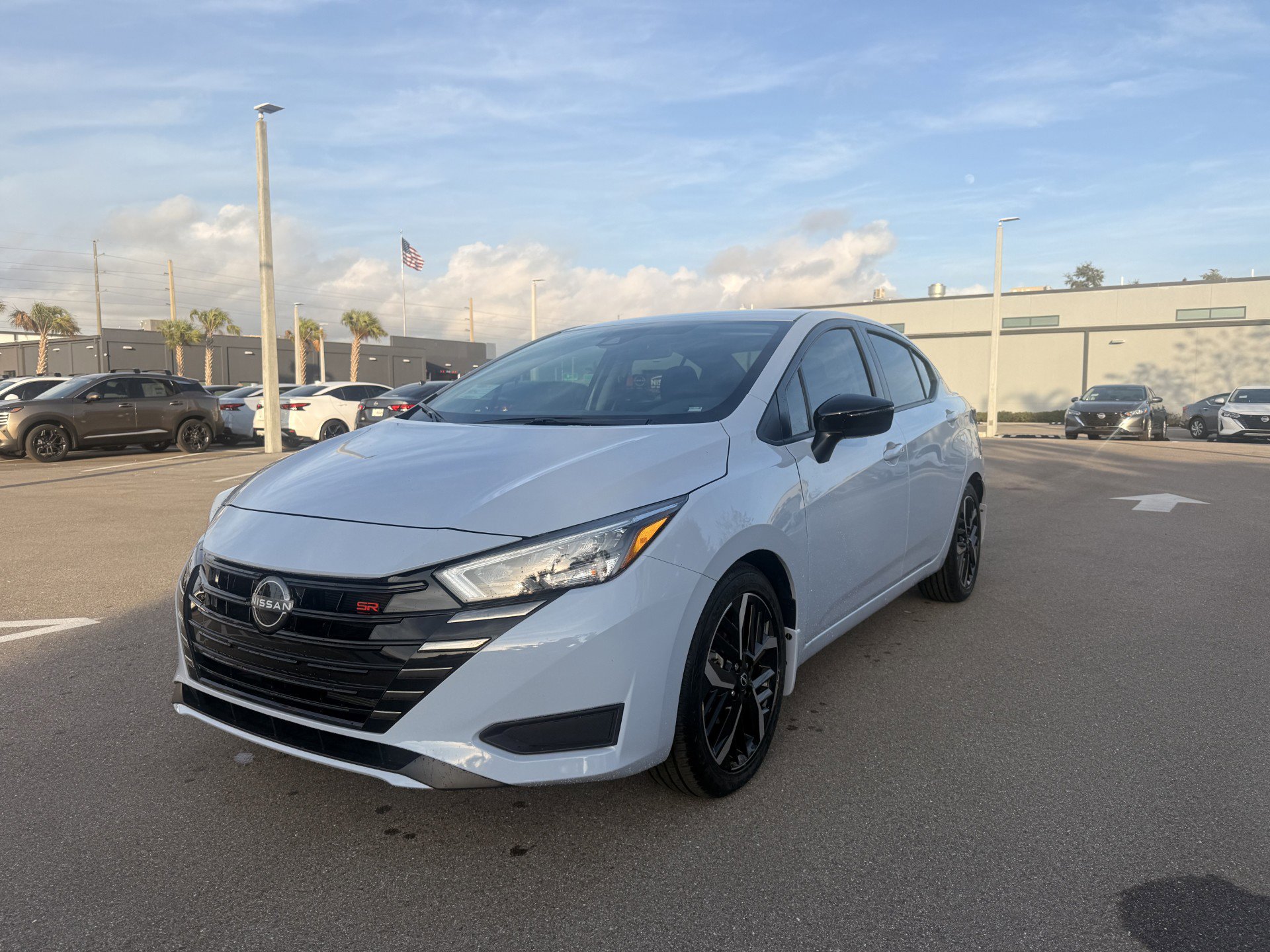 2025 Nissan Versa SR's photo