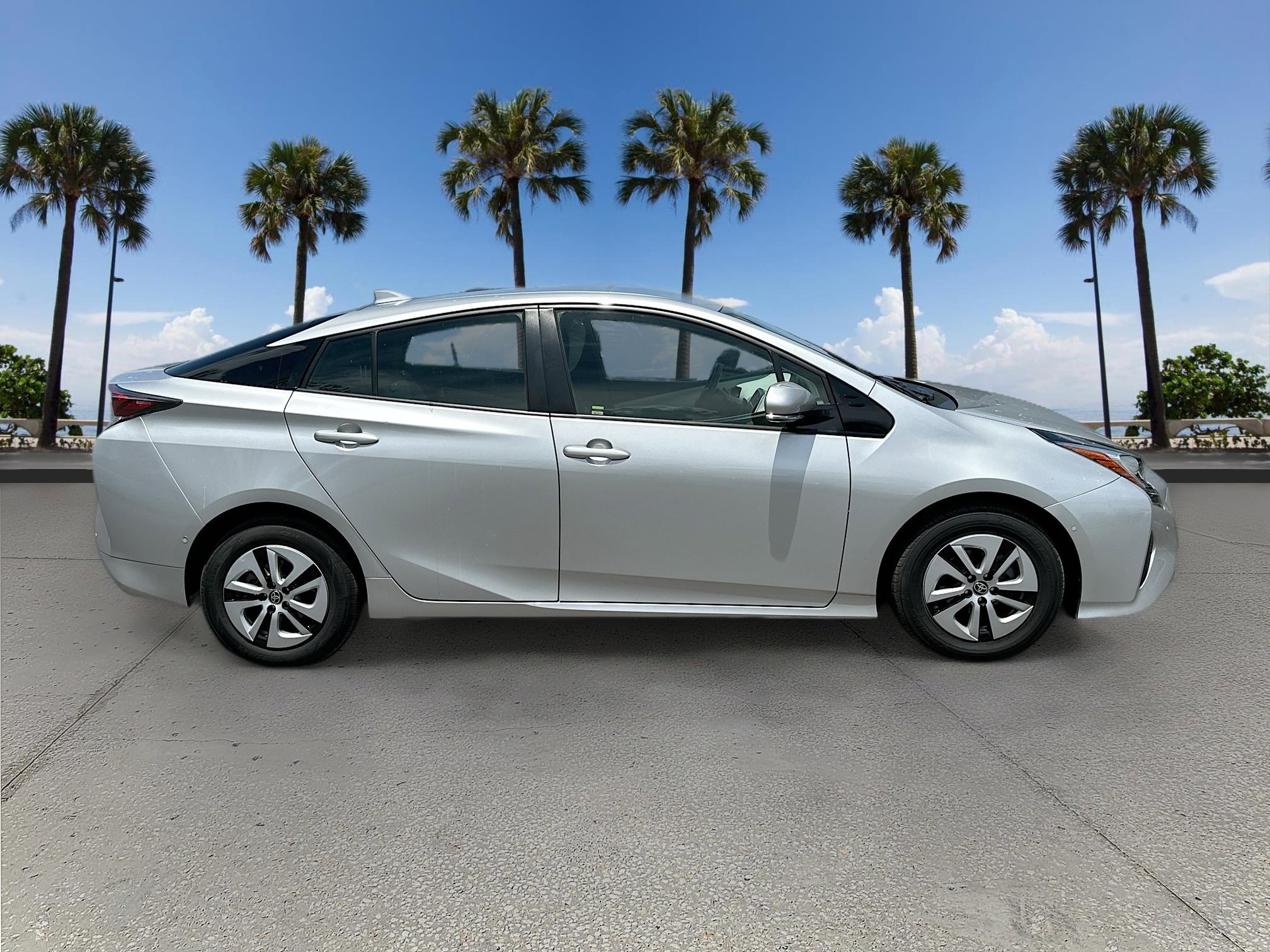 2018 Toyota Prius Four photo 4