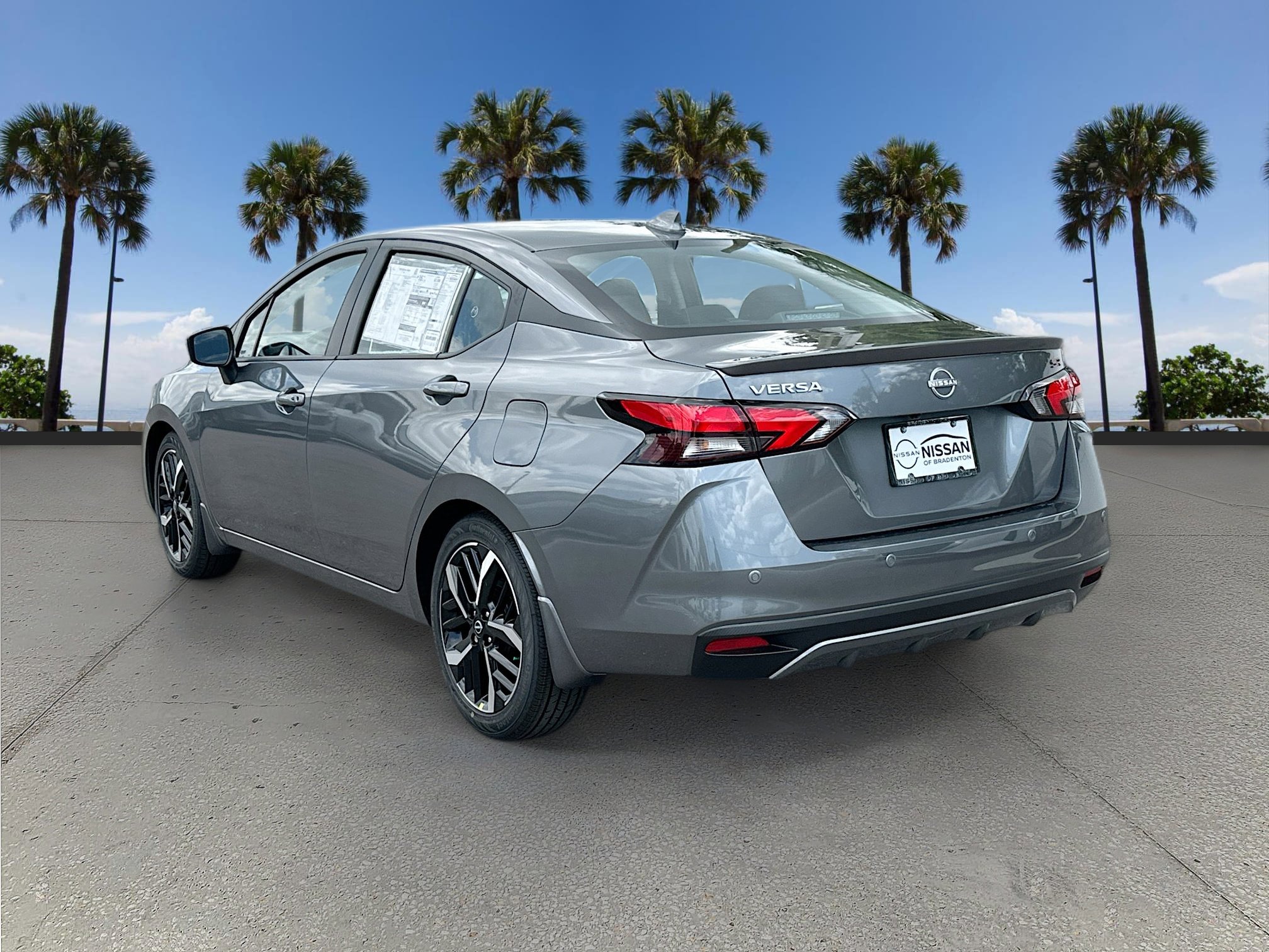 2025 Nissan Versa SR photo 4