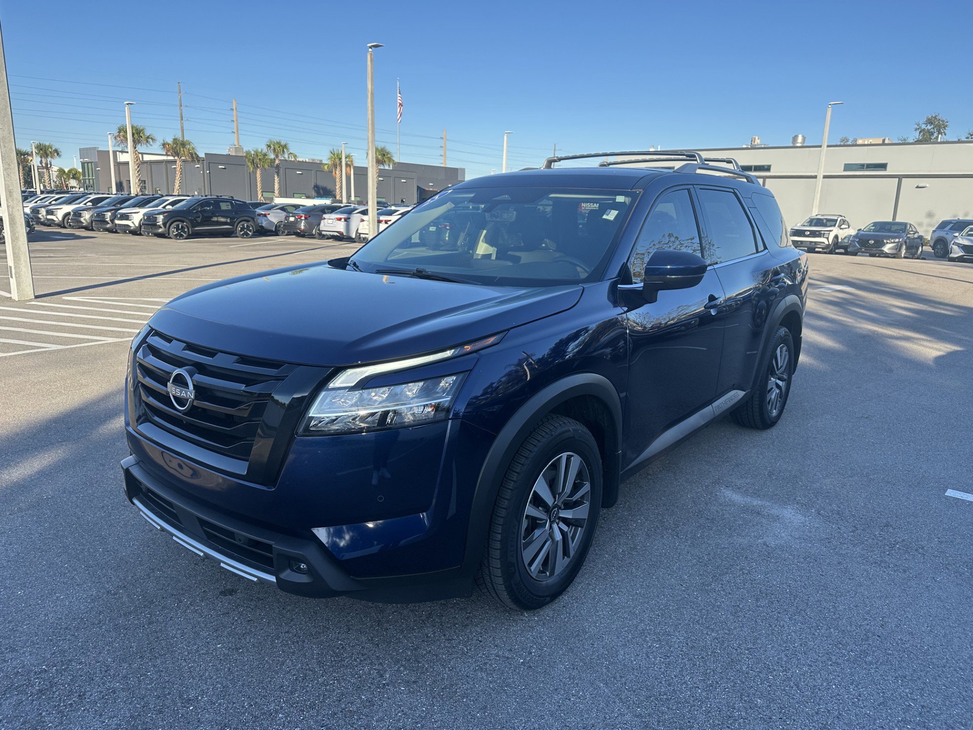2023 Nissan Pathfinder SL's photo