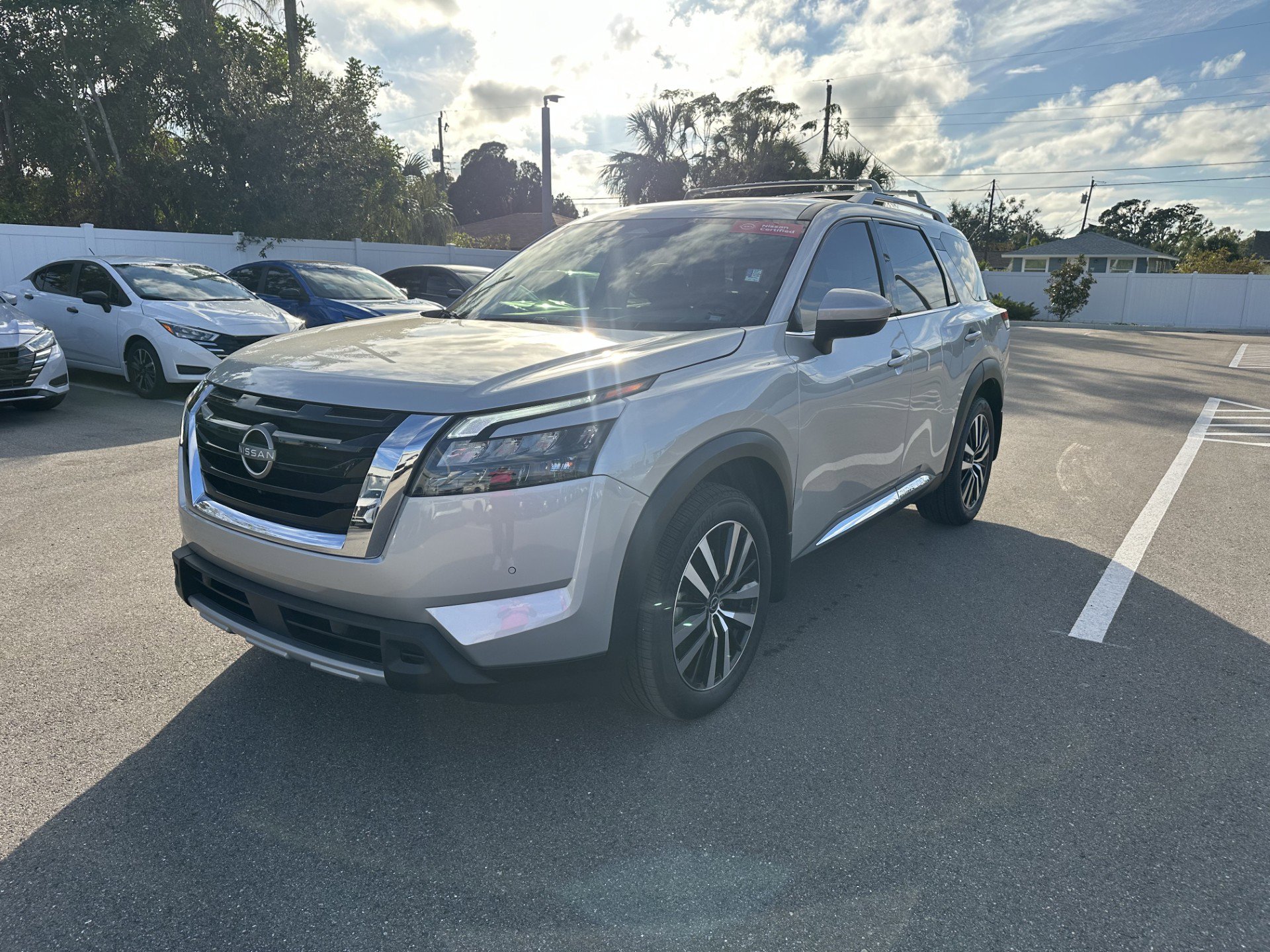 2025 Nissan Pathfinder Platinum's photo