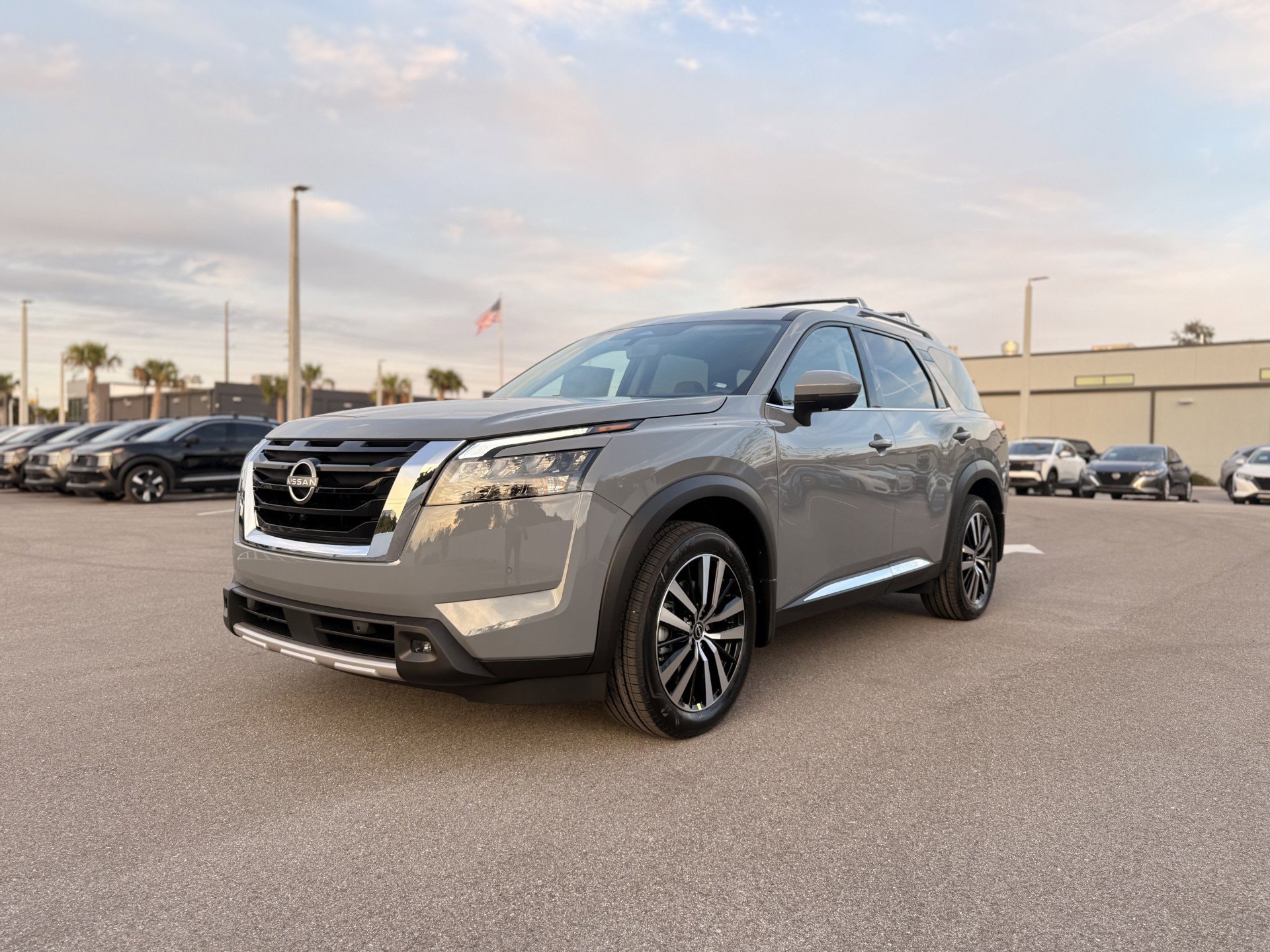 2025 Nissan Pathfinder Platinum's photo
