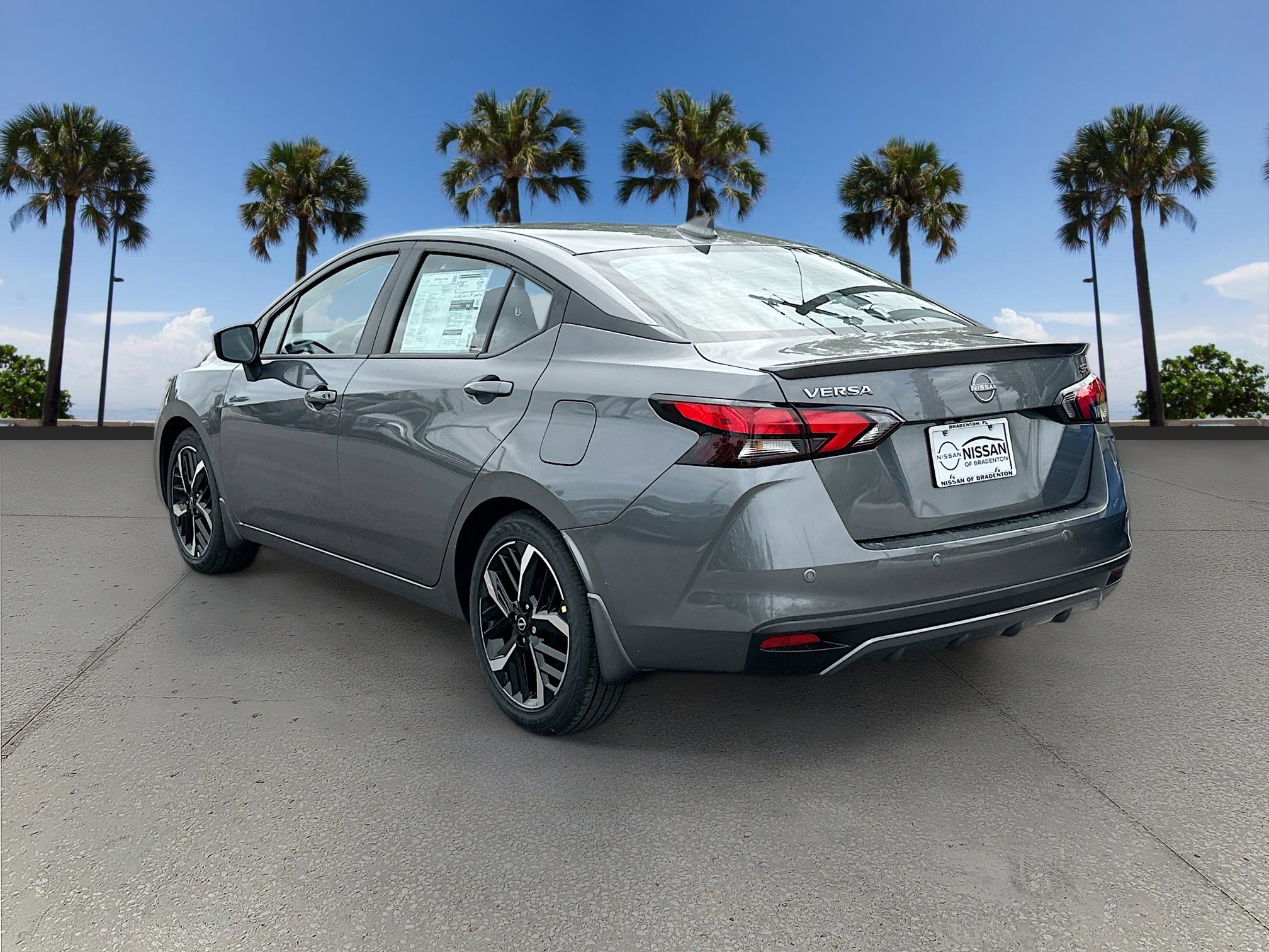 2025 Nissan Versa SR photo 4
