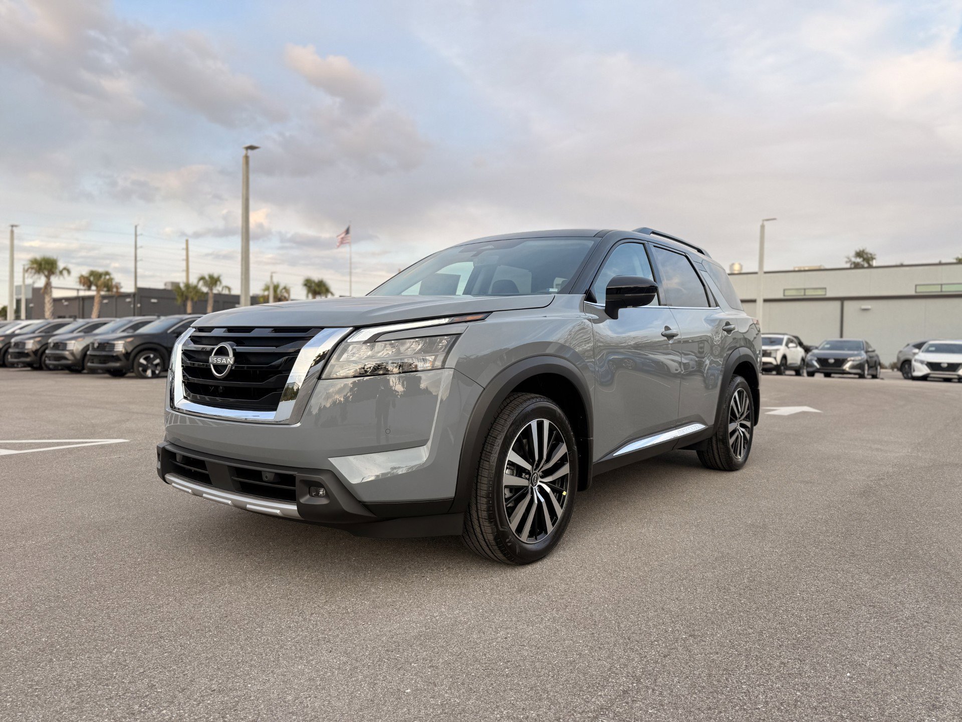 2025 Nissan Pathfinder Platinum's photo