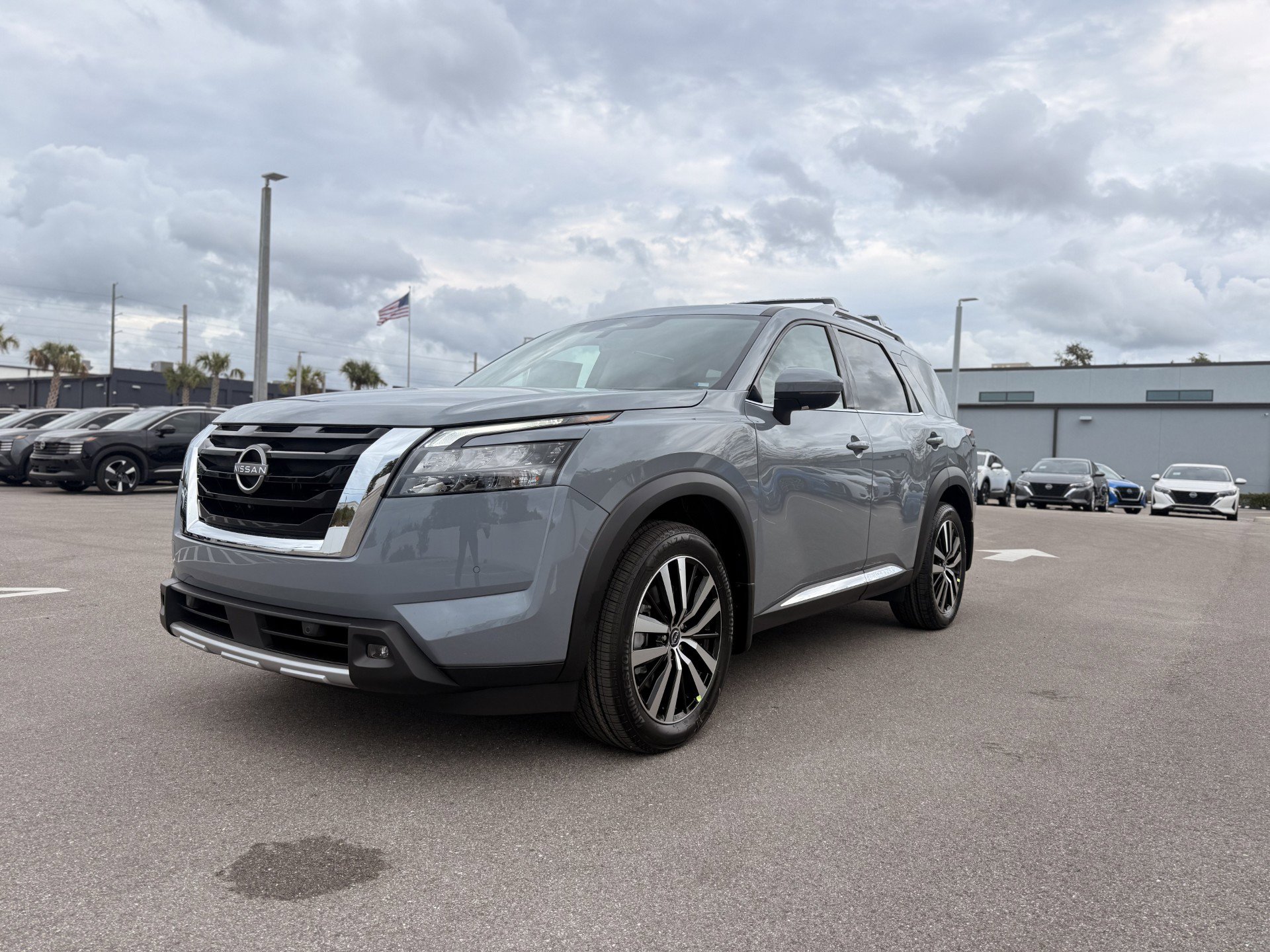 2025 Nissan Pathfinder Platinum's photo