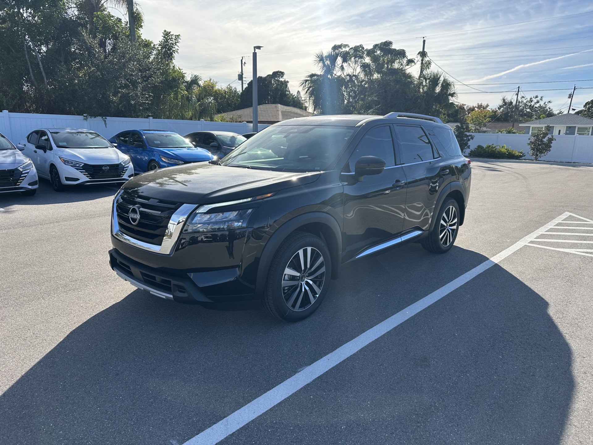 2025 Nissan Pathfinder Platinum's photo