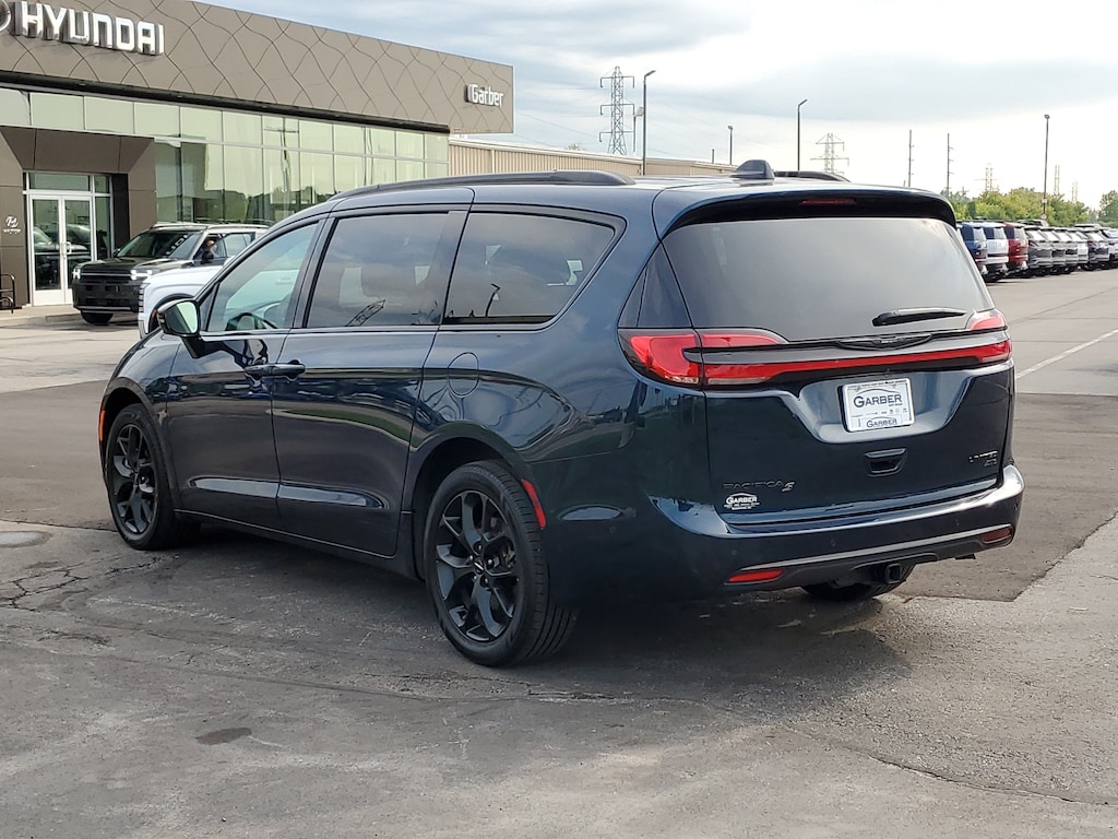 Used 2024 Chrysler Pacifica Limited Van Passenger Van