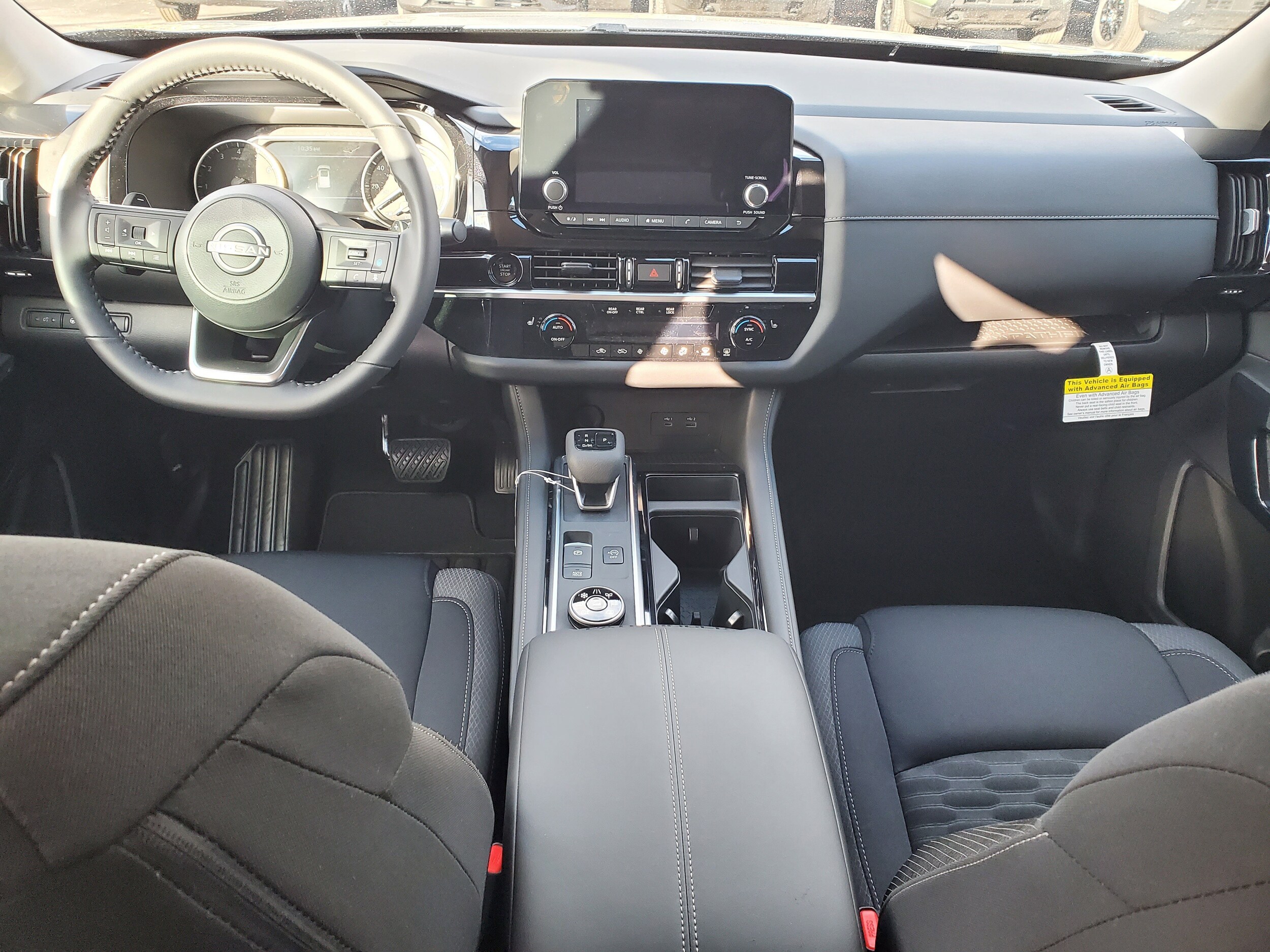 2025 Nissan Pathfinder SV photo 4