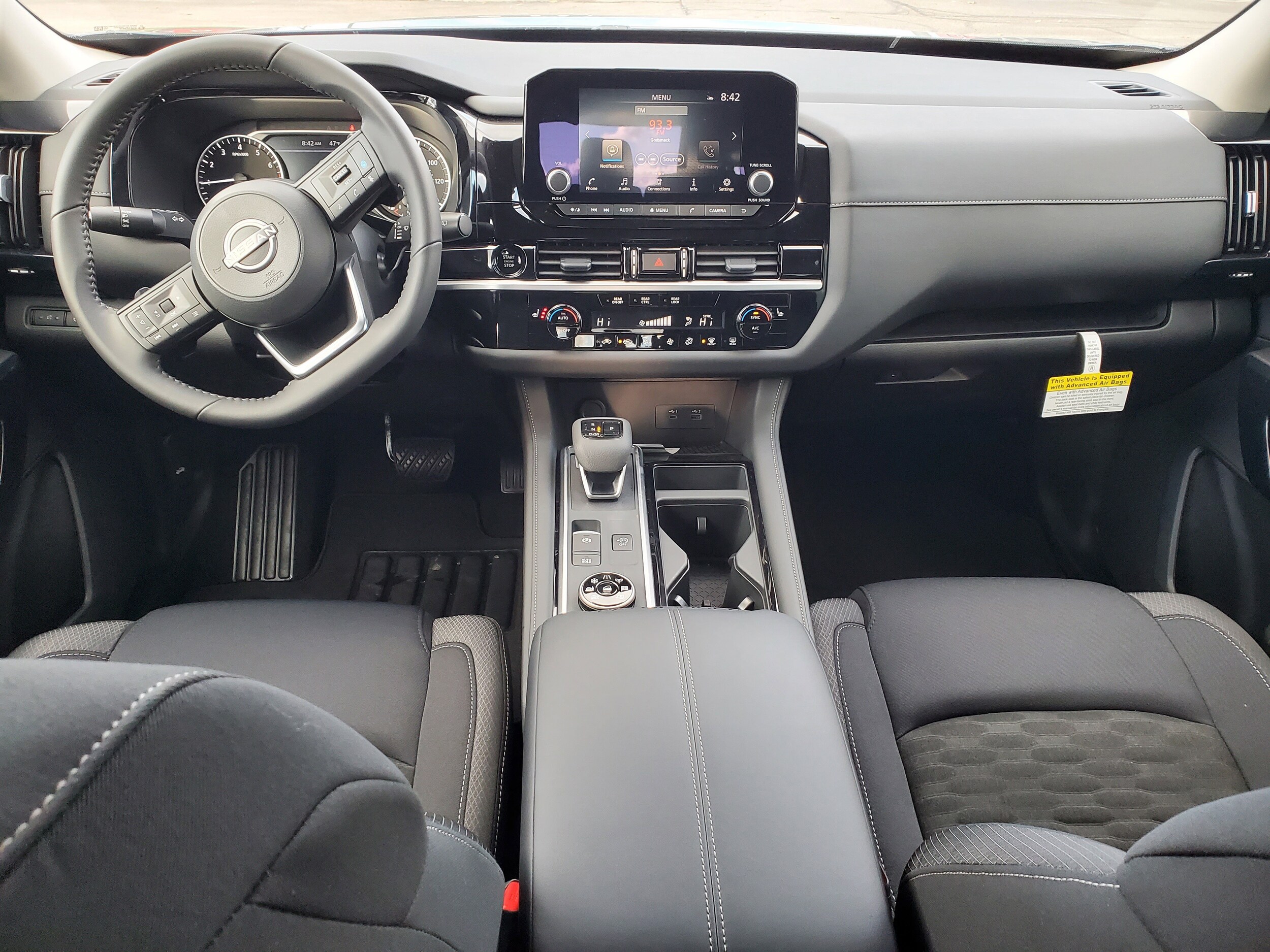 2025 Nissan Pathfinder SV photo 2