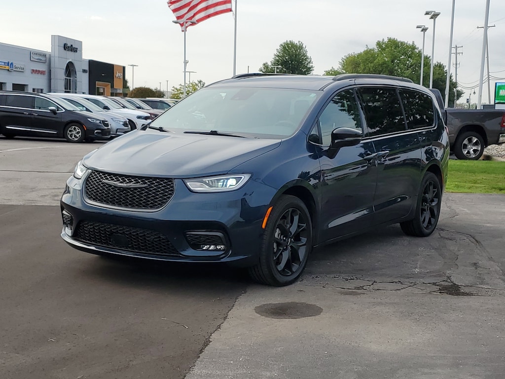 Used 2024 Chrysler Pacifica Limited Van Passenger Van