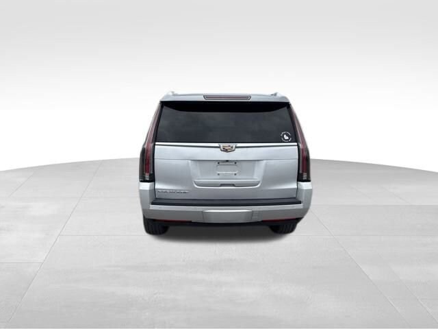 2016 Cadillac Escalade Luxury photo 3