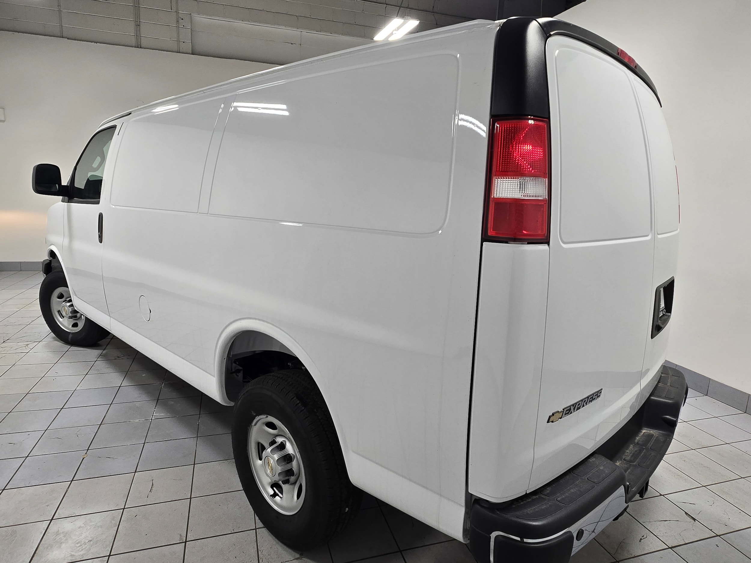 2025 Chevrolet Express Cargo Work Van - Photo 11