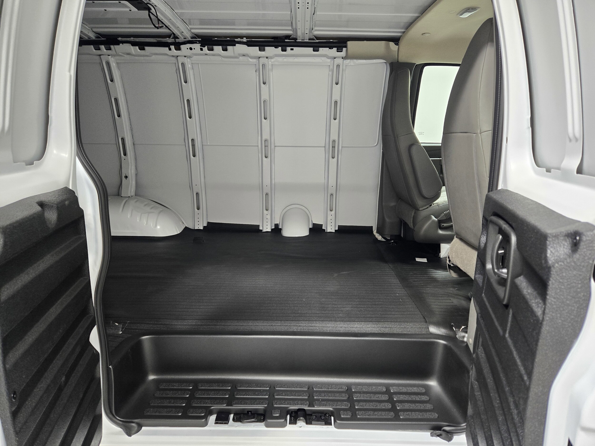 2025 Chevrolet Express Cargo Work Van - Photo 7