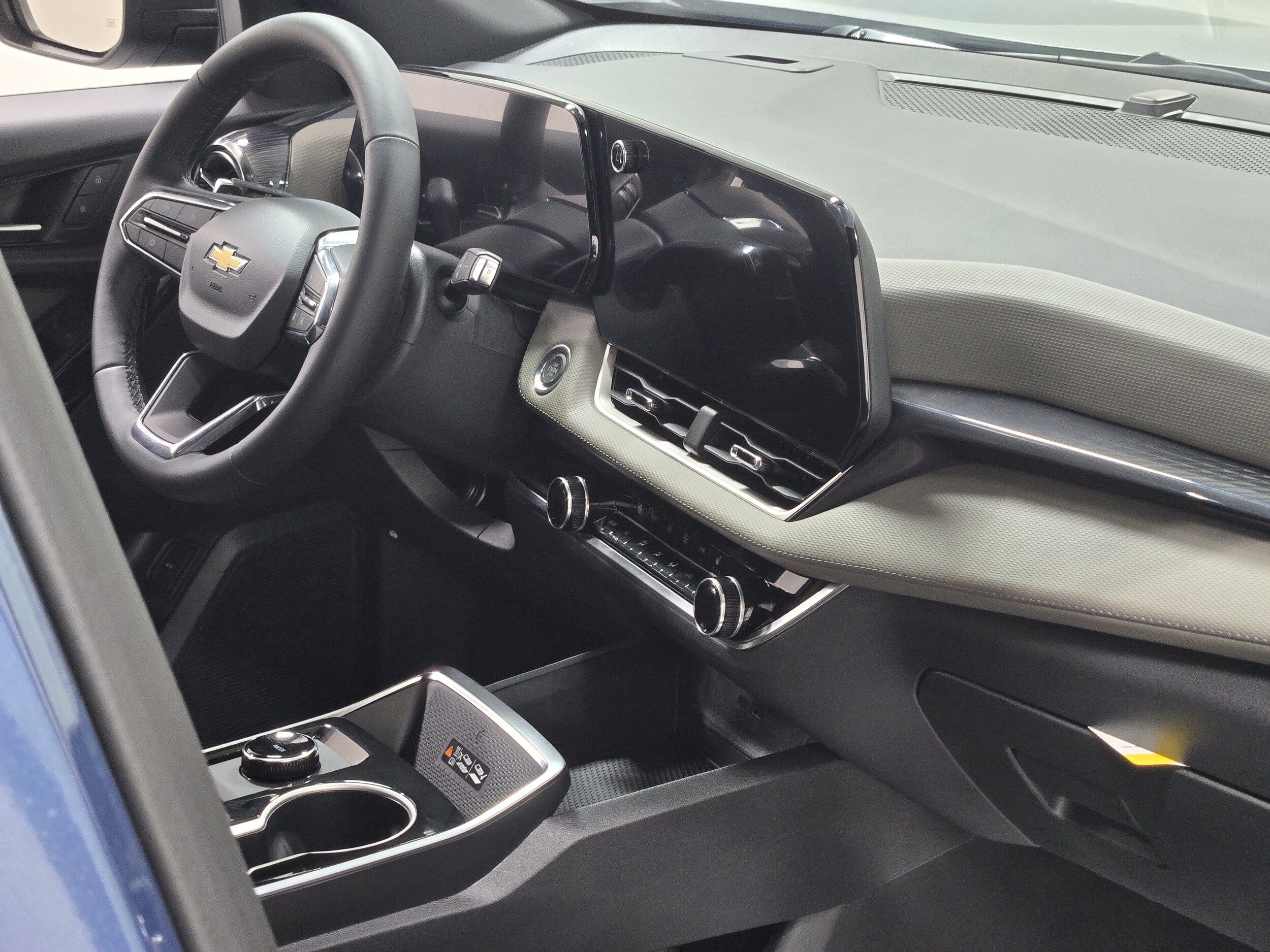 2027 Chevrolet Equinox LT - Photo 7