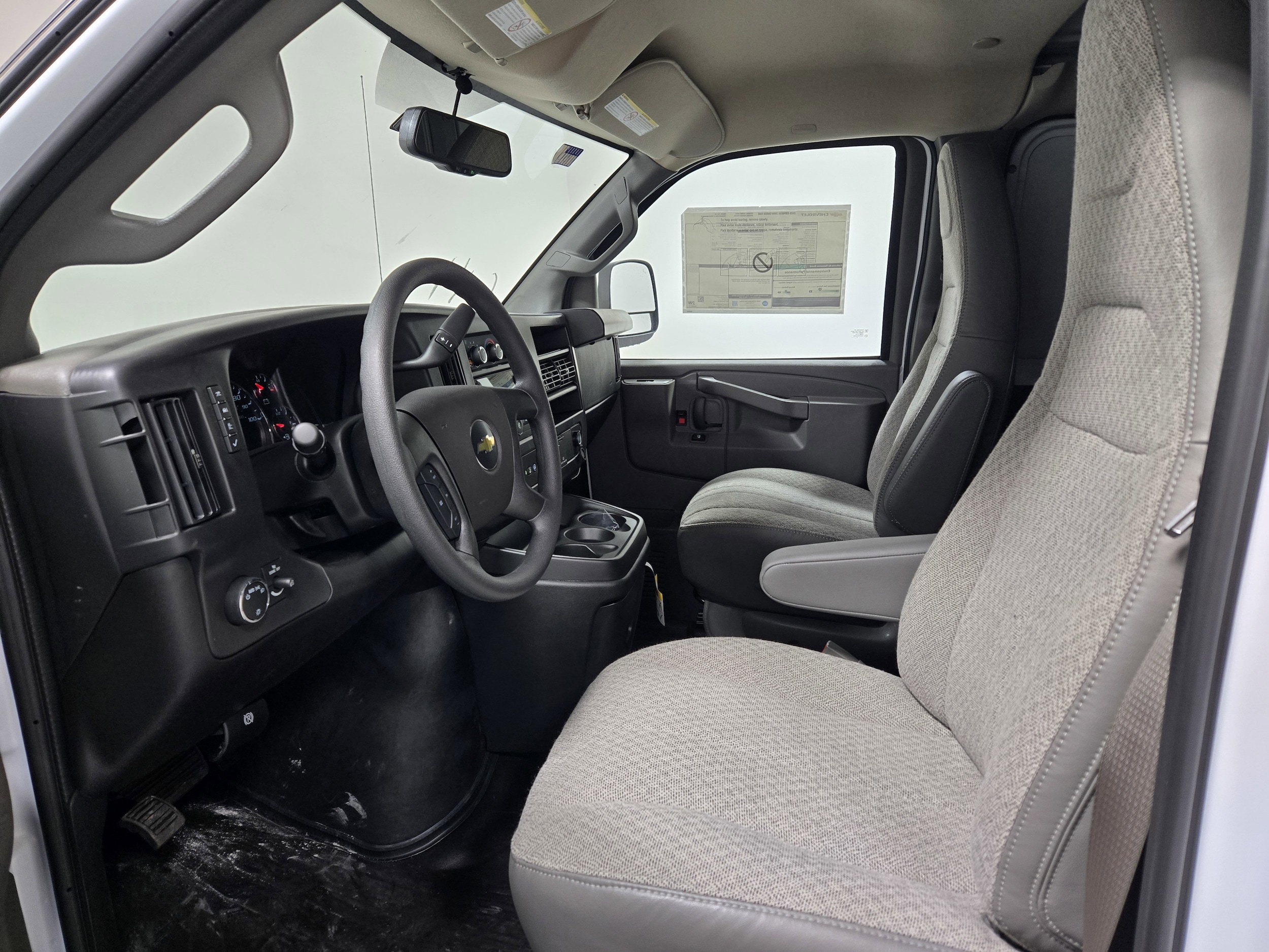 2025 Chevrolet Express Cargo Work Van - Photo 14