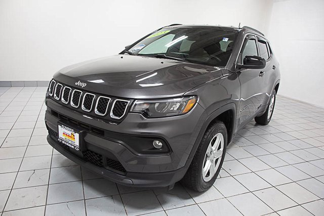 2023 Jeep Compass Latitude photo 3